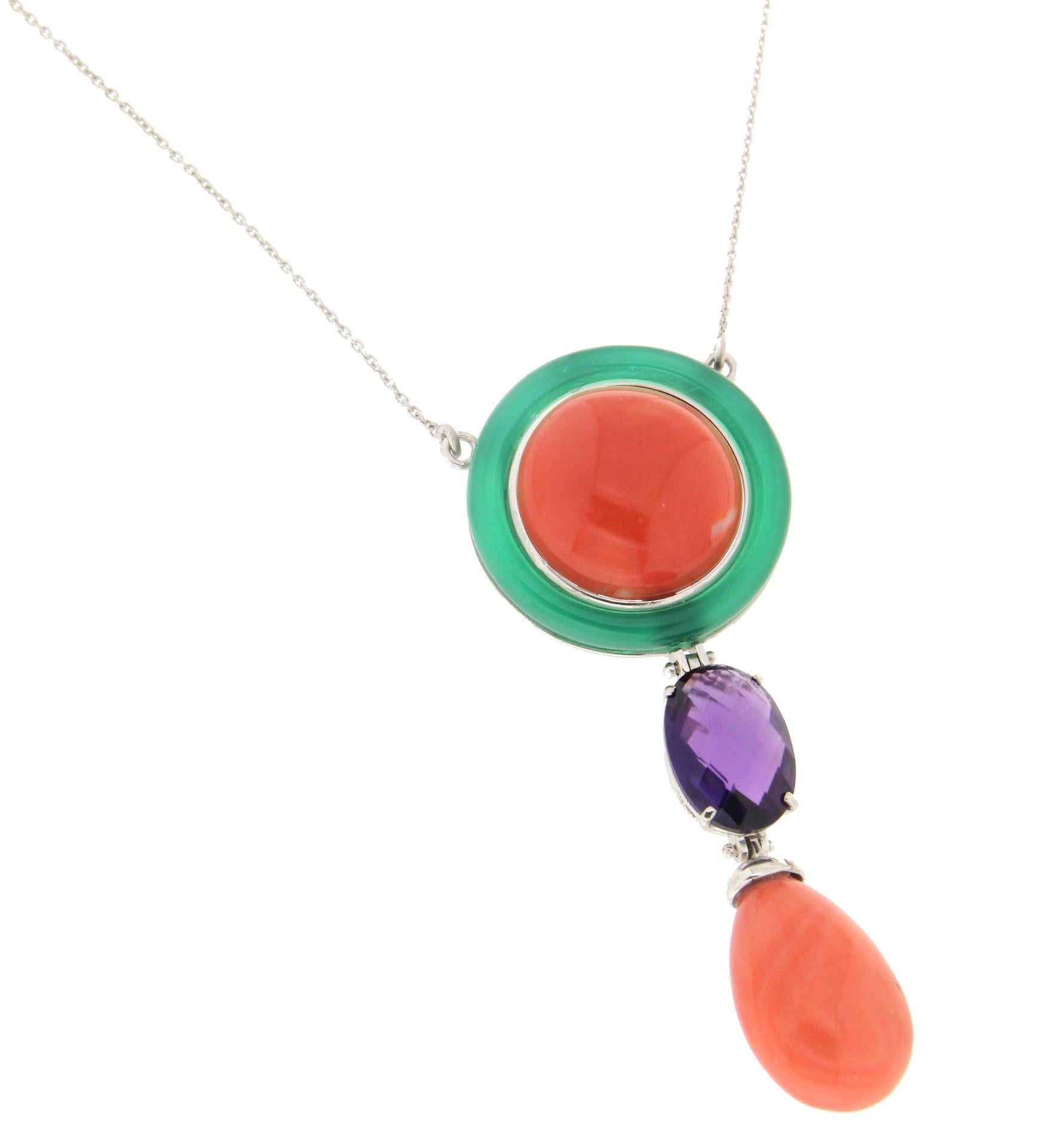 Taille ronde Collier pendentif artisanal en corail, or blanc 18 carats, améthyste verte et agate en vente