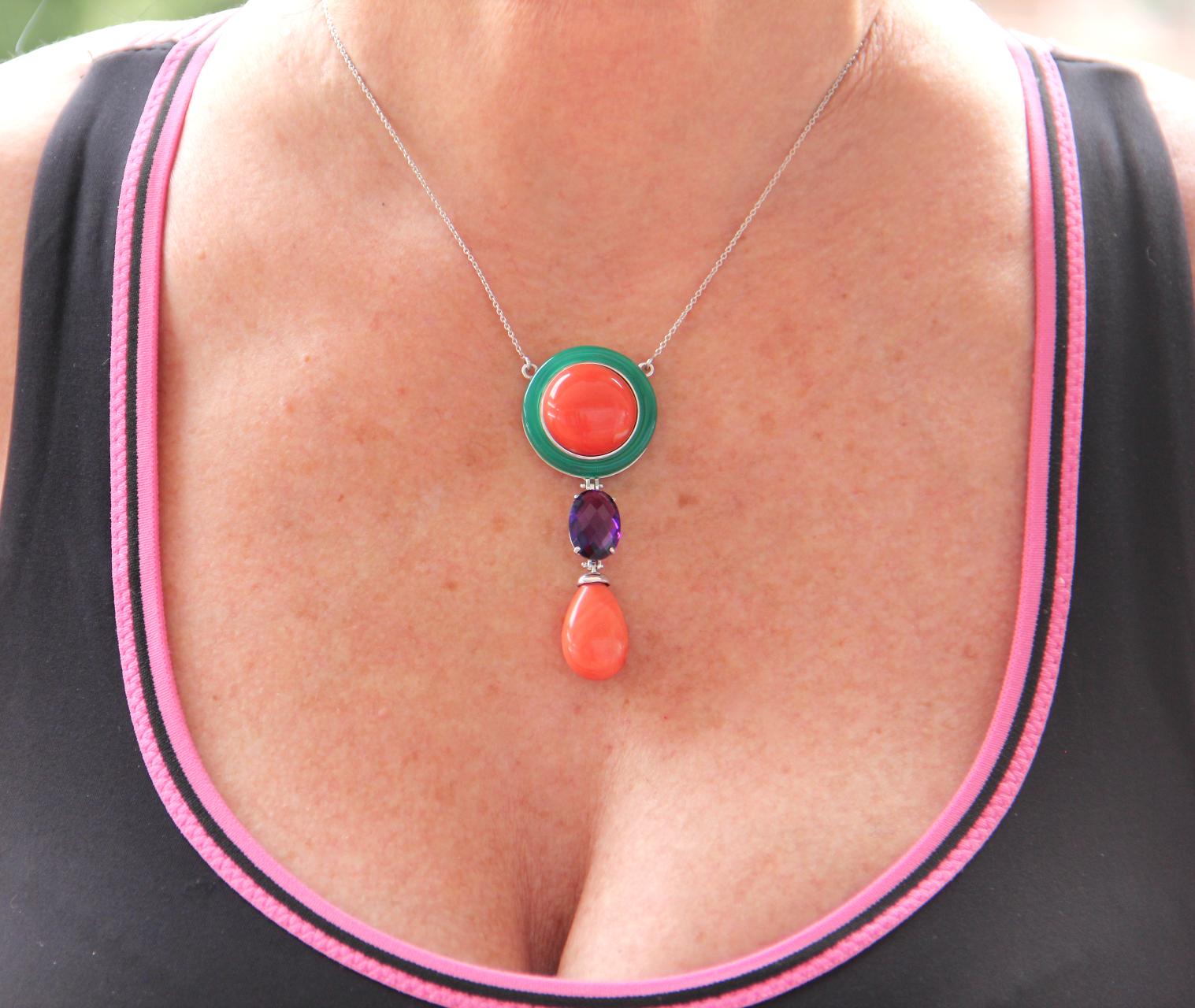 Collier pendentif artisanal en corail, or blanc 18 carats, améthyste verte et agate en vente 1