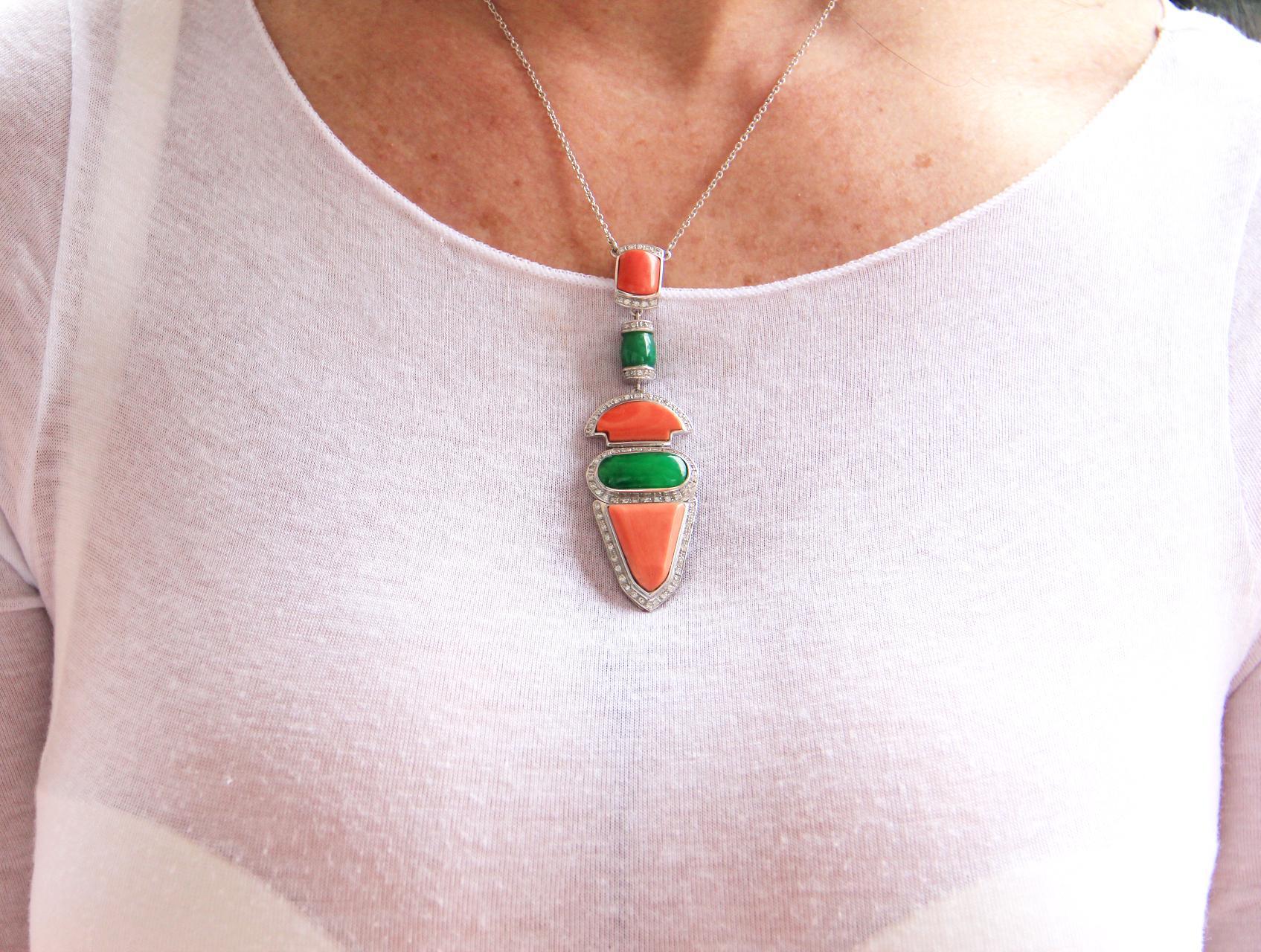 Collier pendentif artisanal en corail, or blanc 18 carats et agate verte en vente 1