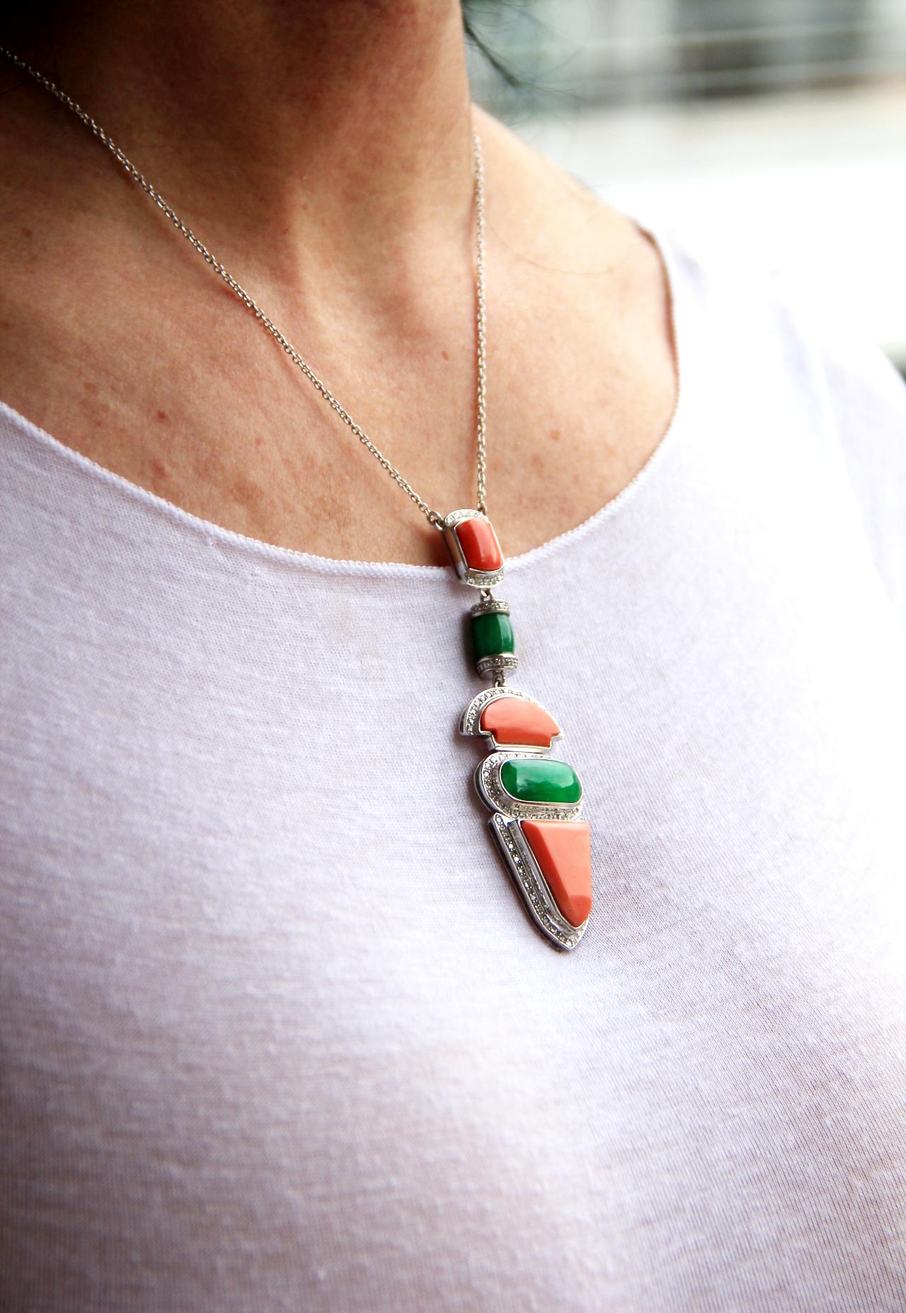 Collier pendentif artisanal en corail, or blanc 18 carats et agate verte en vente 2