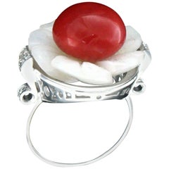 Bague cocktail artisanale en or blanc 18 carats avec corail et nacre et diamants