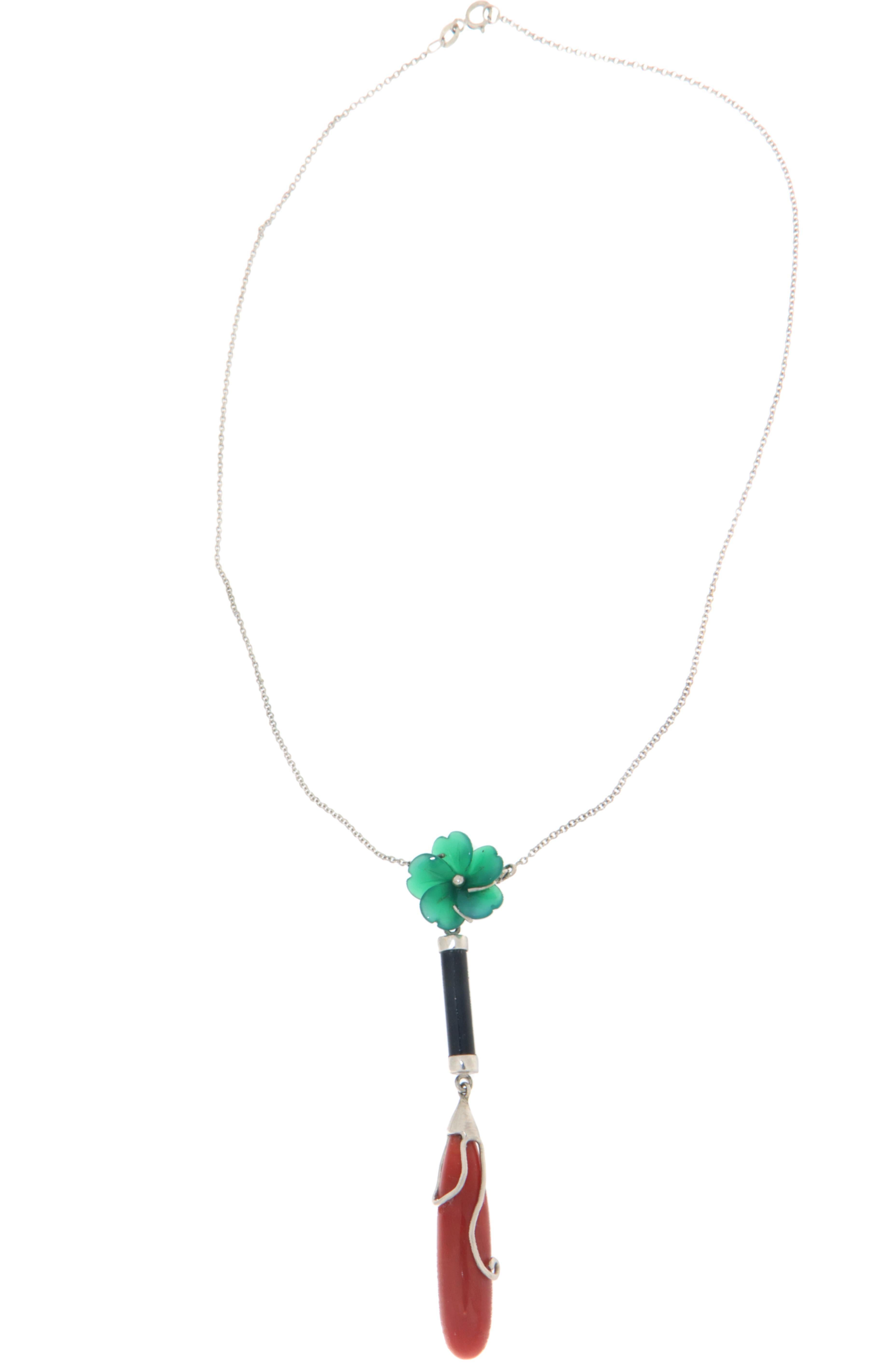 Handcraft Coral 18 Karat White Gold Onyx Agate Flower Pendant Necklace In New Condition For Sale In Marcianise, IT