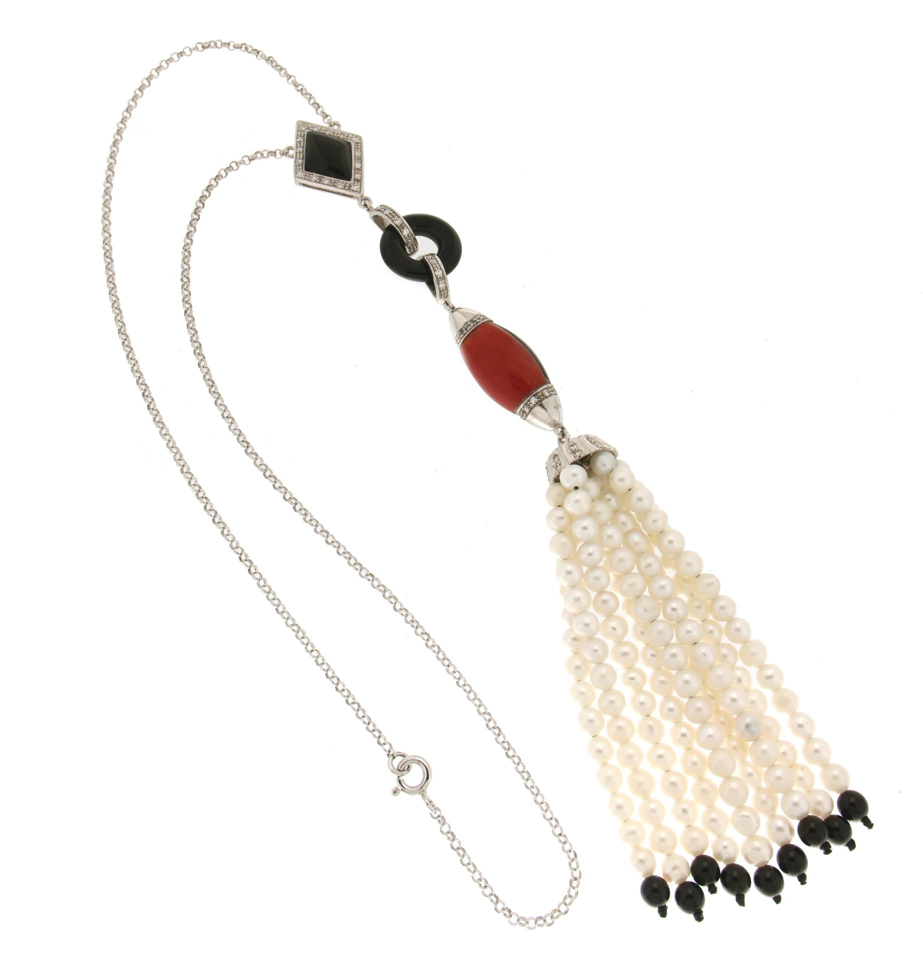 Handgefertigte Halskette, Koralle 18 Karat Weißgold Onyx Diamanten Perlen Anhänger (Kunsthandwerker*in) im Angebot