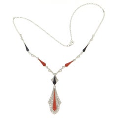 Collana di corallo artigianale in oro bianco 18 carati con diamanti e onice