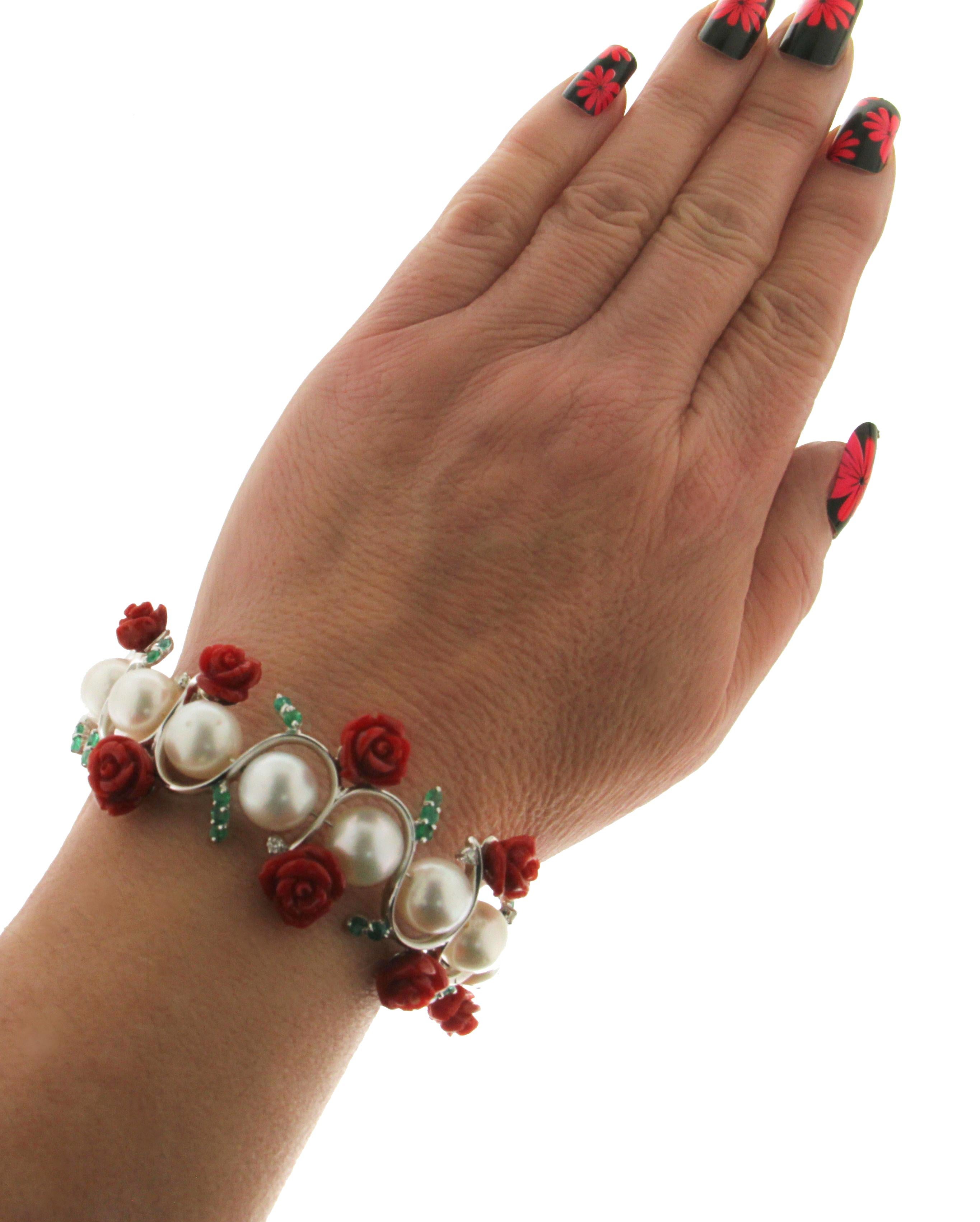Bracelet manchette artisanal en corail, or blanc 18 carats, perles, diamants et émeraudes en vente 2