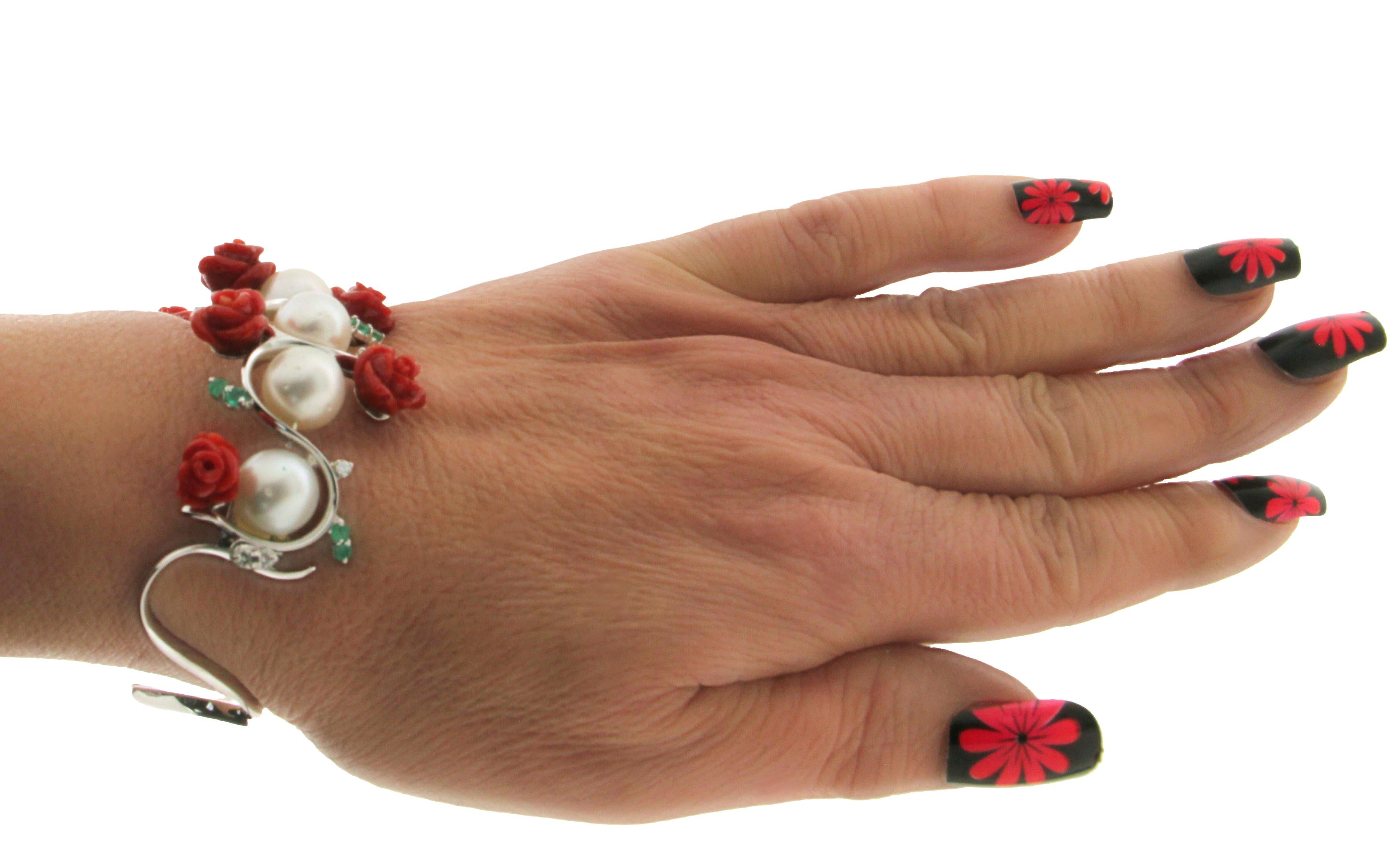 Bracelet manchette artisanal en corail, or blanc 18 carats, perles, diamants et émeraudes en vente 3