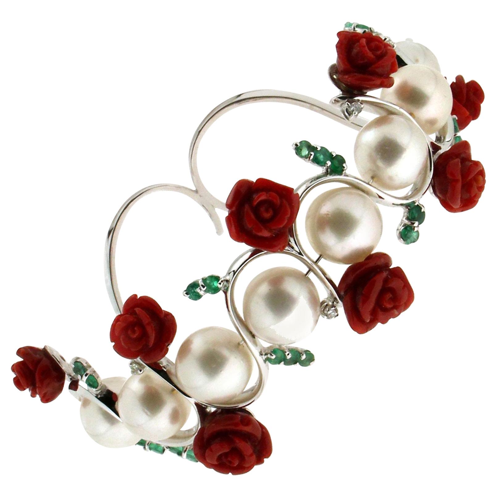 Bracelet manchette artisanal en corail, or blanc 18 carats, perles, diamants et émeraudes
