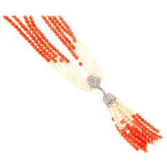 Collier pendentif artisanal en corail, or blanc 18 carats, perles et diamants