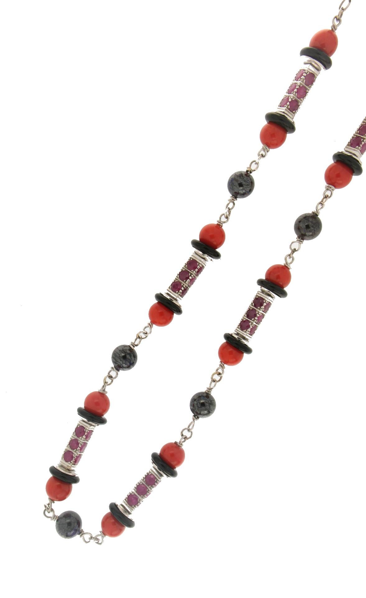 Handgefertigte Halskette, Koralle 18 Karat Weißgold Rubin Schwarz Opale Perlen (Kunsthandwerker*in) im Angebot