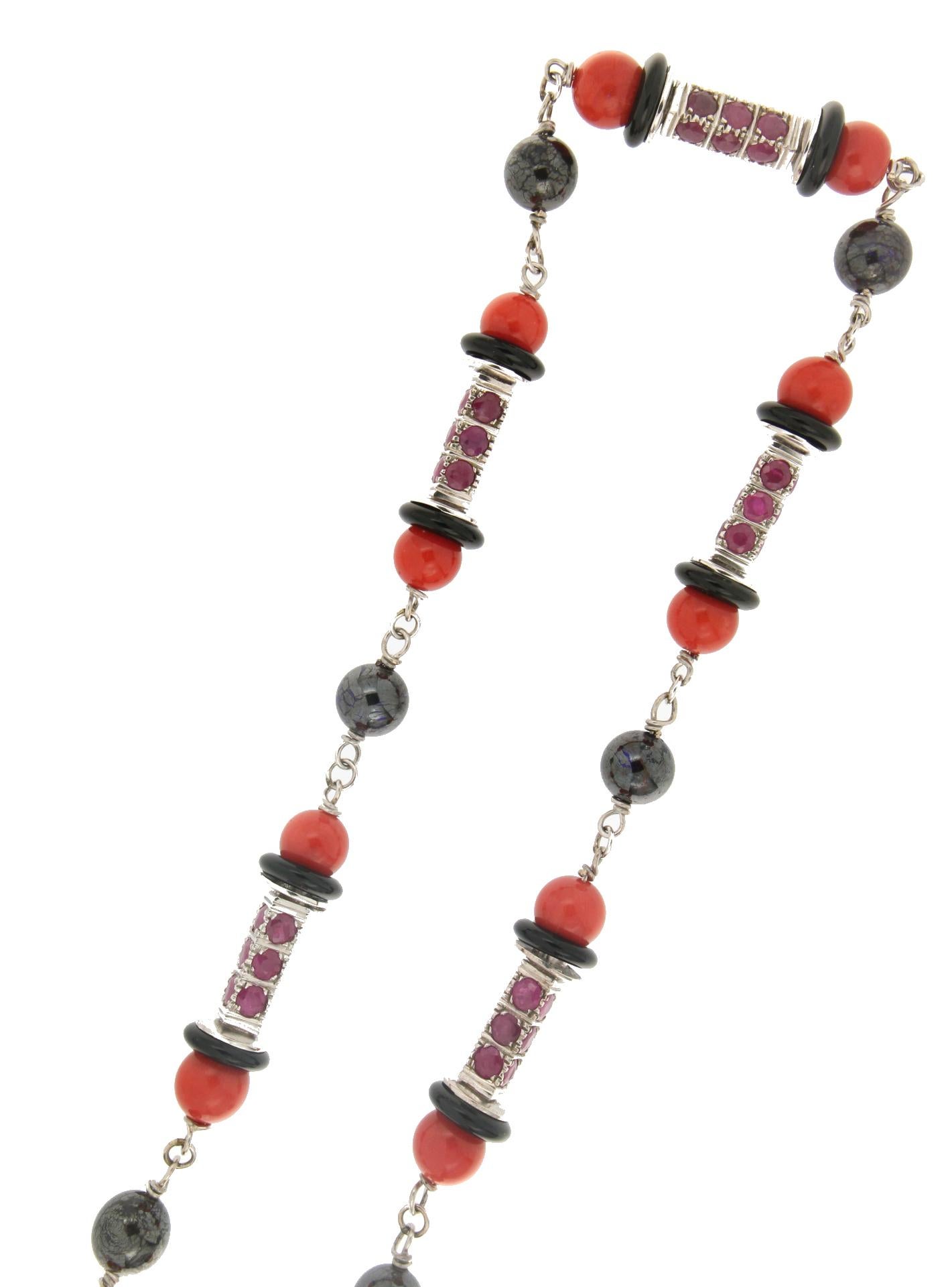 Handgefertigte Halskette, Koralle 18 Karat Weißgold Rubin Schwarz Opale Perlen im Angebot 1