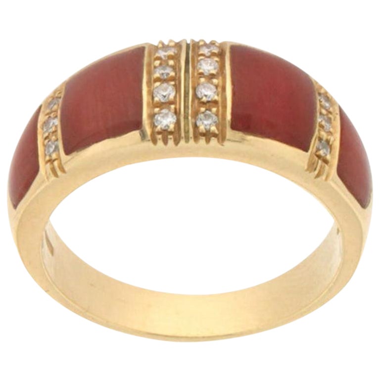 Anello a fascia in corallo artigianale in oro giallo 18 carati e diamanti in vendita