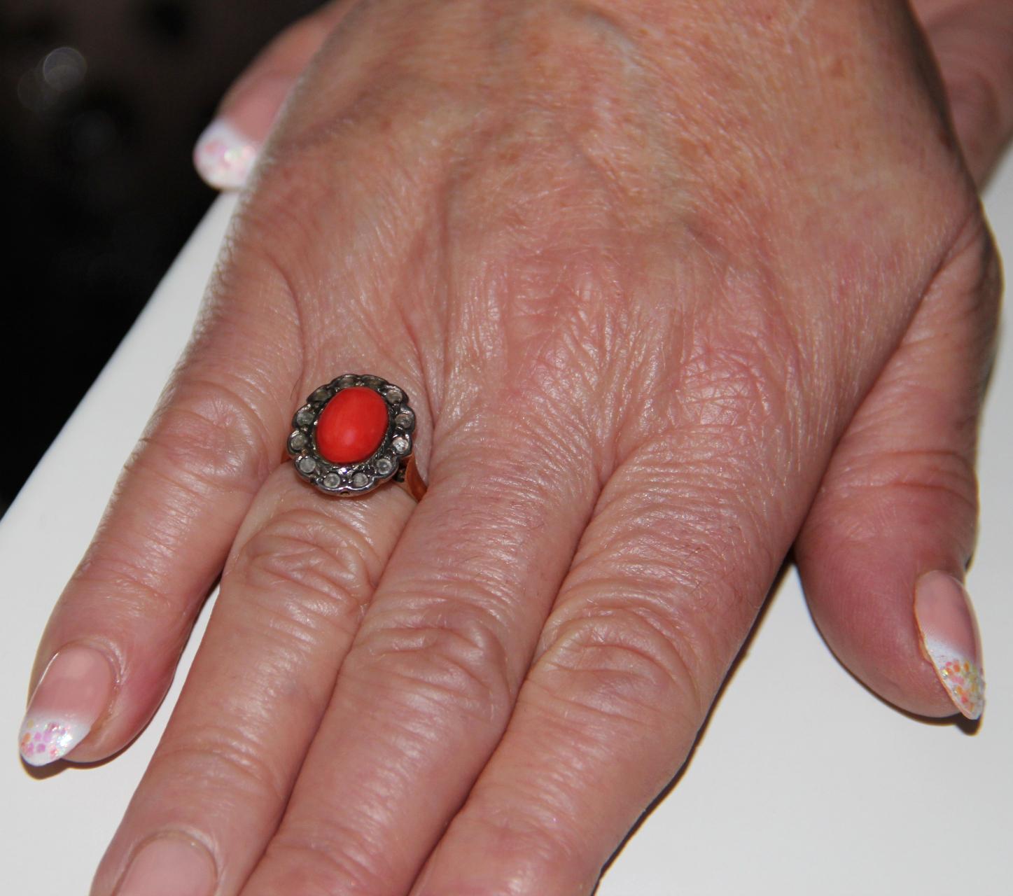 Bague de cocktail en or jaune 18 carats diamants et corail Handcraft en vente 4