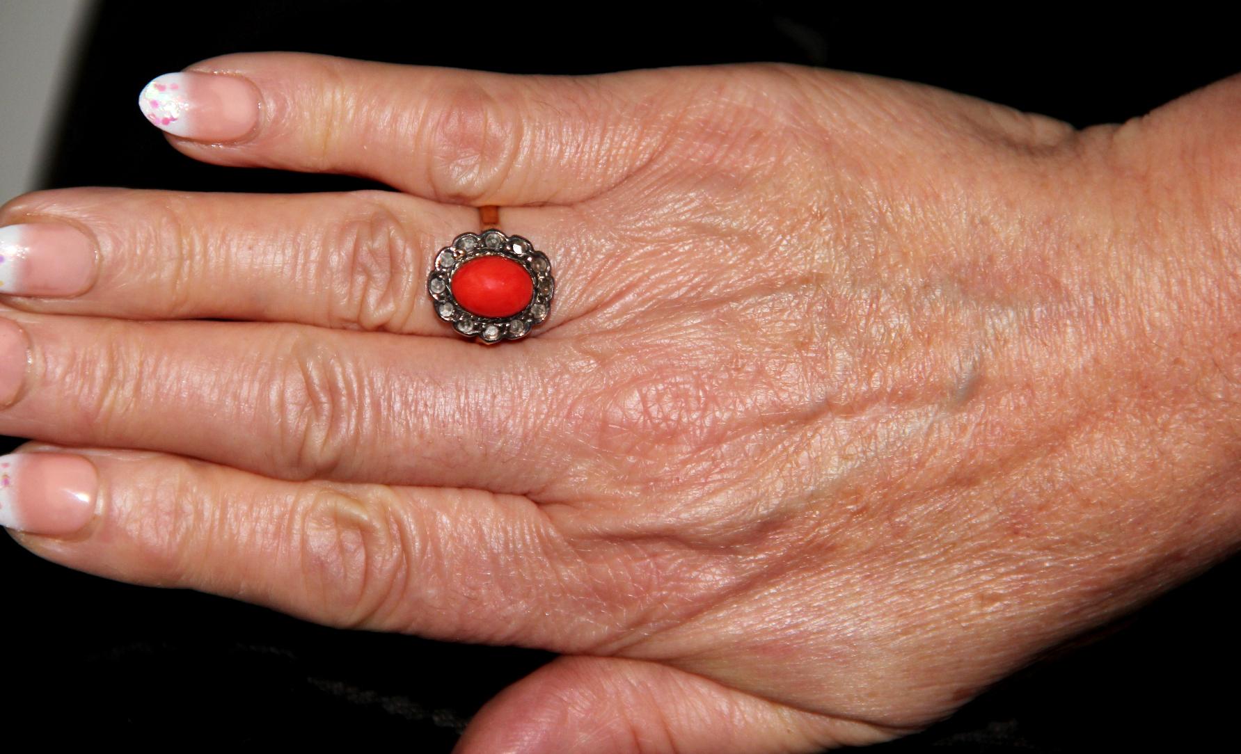 Bague de cocktail en or jaune 18 carats diamants et corail Handcraft en vente 5