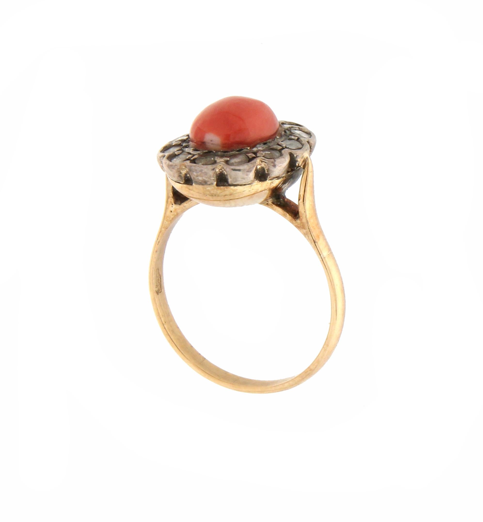 Taille rose Bague de cocktail en or jaune 18 carats diamants et corail Handcraft en vente