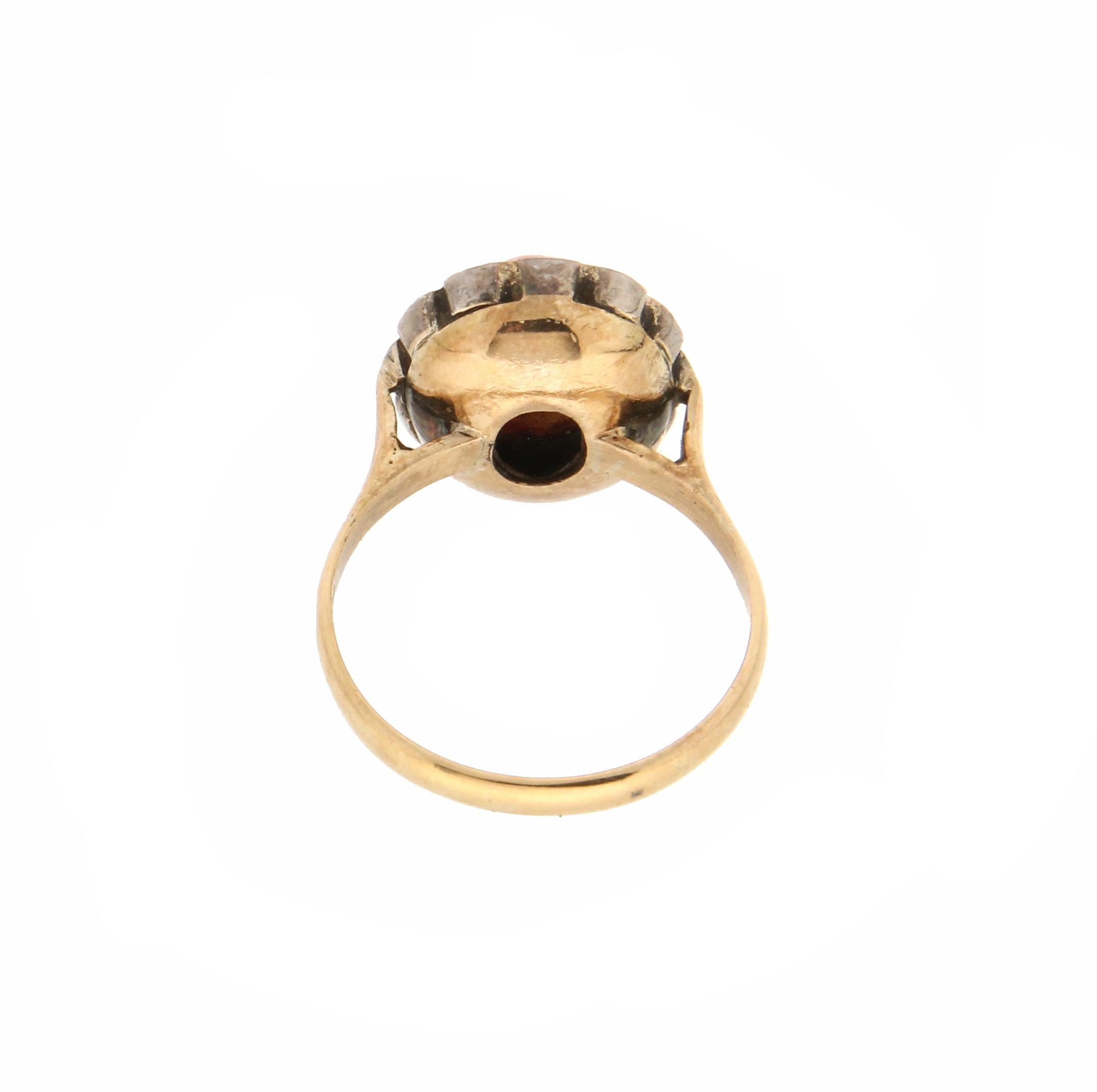 Cocktail-Ring aus 18 Karat Gelbgold mit Koralle und Diamanten, Handarbeit im Zustand „Neu“ im Angebot in Marcianise, IT