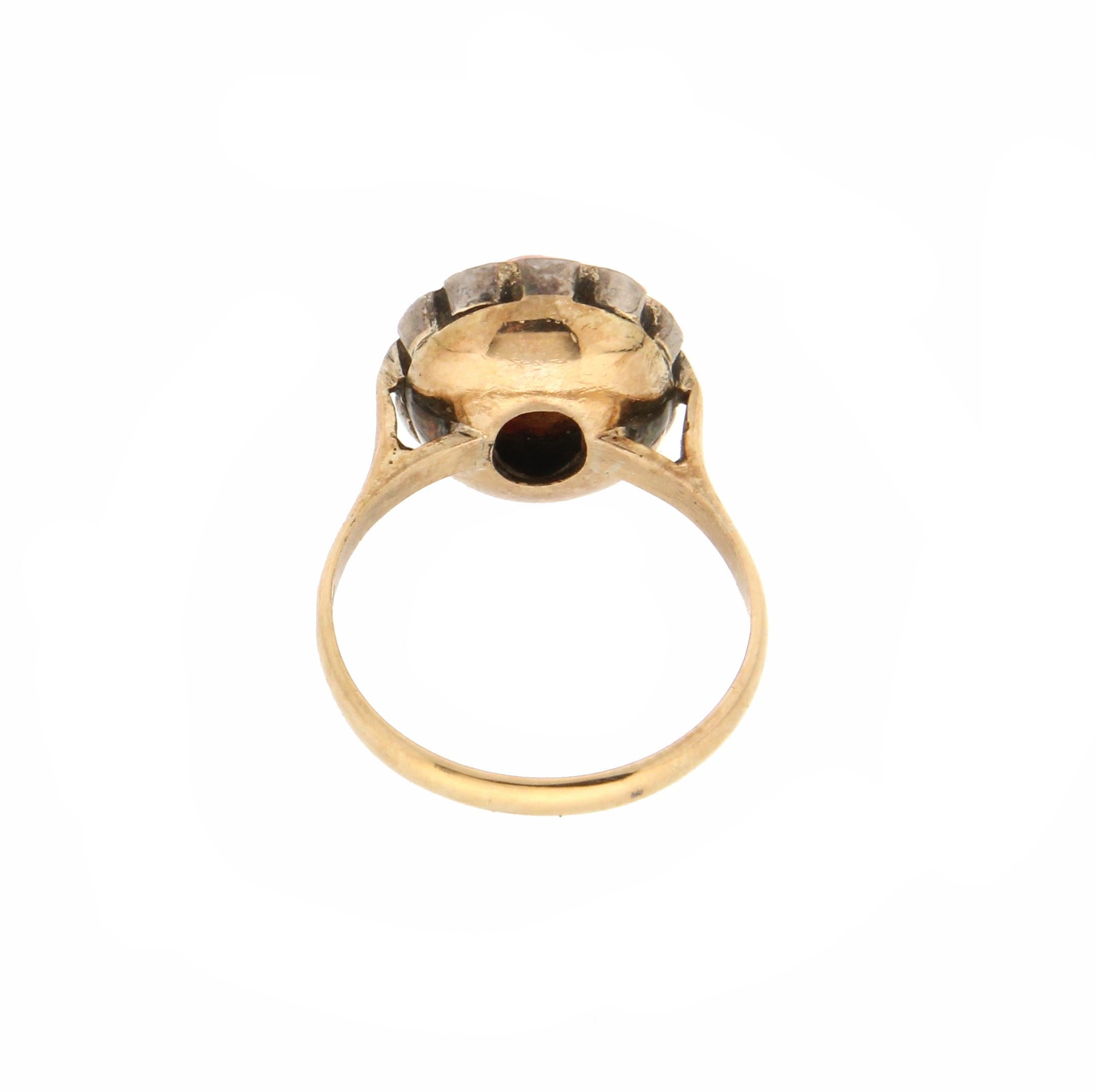 Bague de cocktail en or jaune 18 carats diamants et corail Handcraft Neuf - En vente à Marcianise, IT