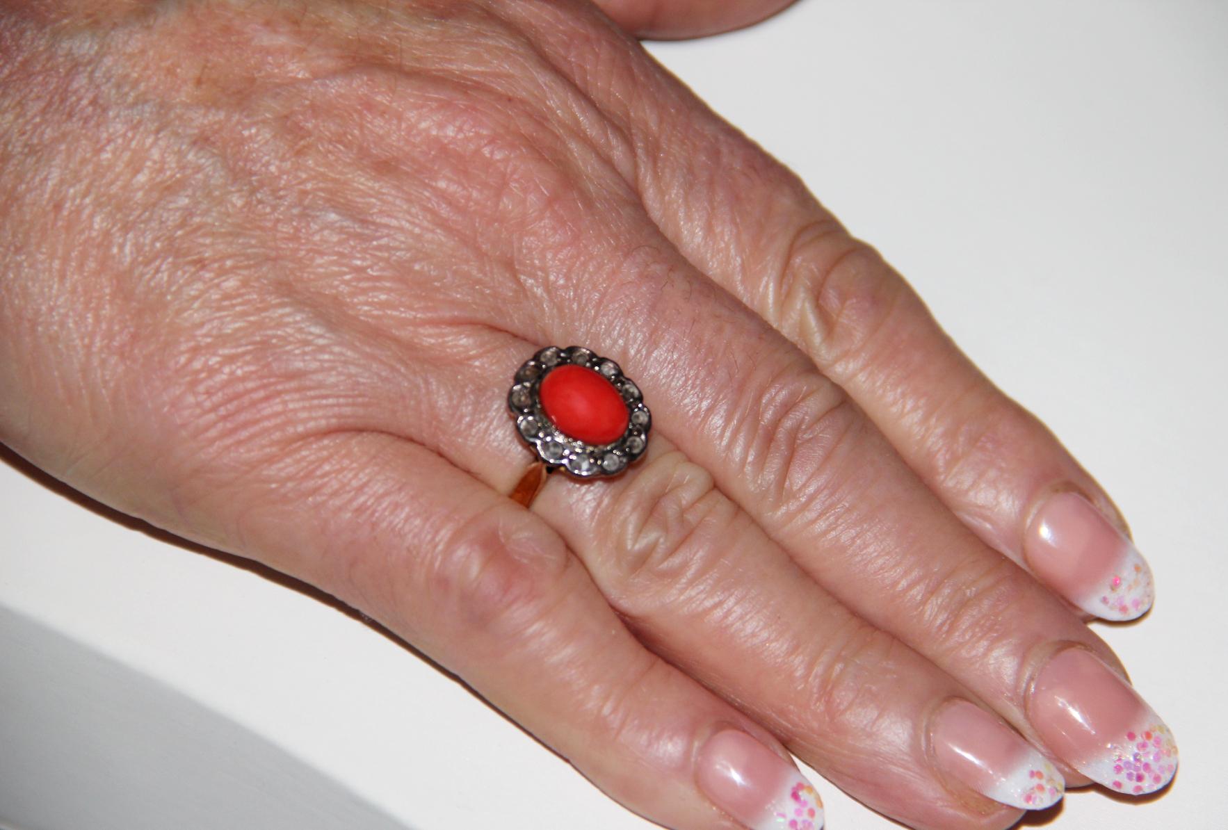 Bague de cocktail en or jaune 18 carats diamants et corail Handcraft en vente 1
