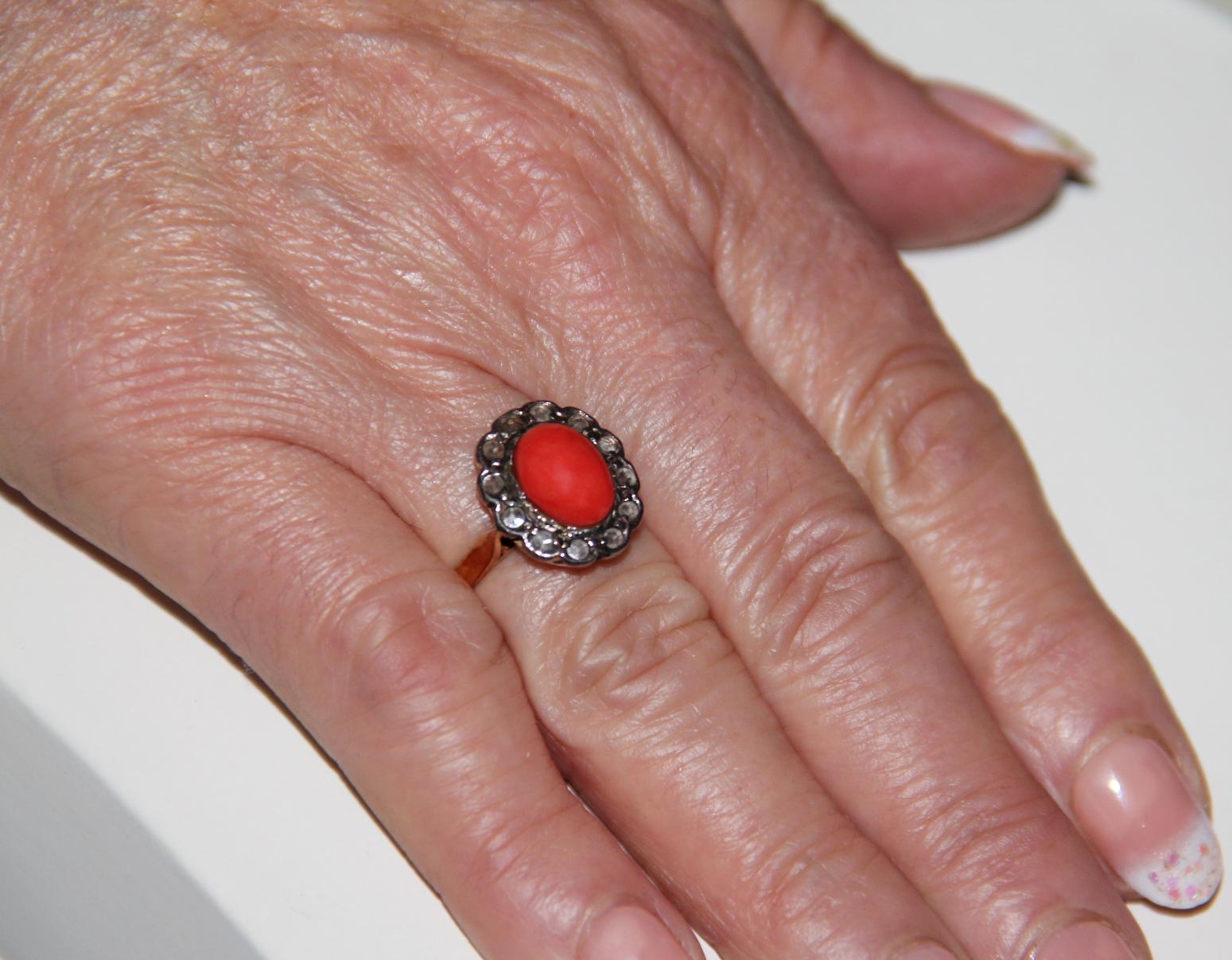Bague de cocktail en or jaune 18 carats diamants et corail Handcraft en vente 2