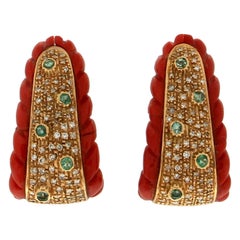 Pendientes Artesanales de Coral en Oro Amarillo de 18 Kilates con Diamantes y Esmeraldas