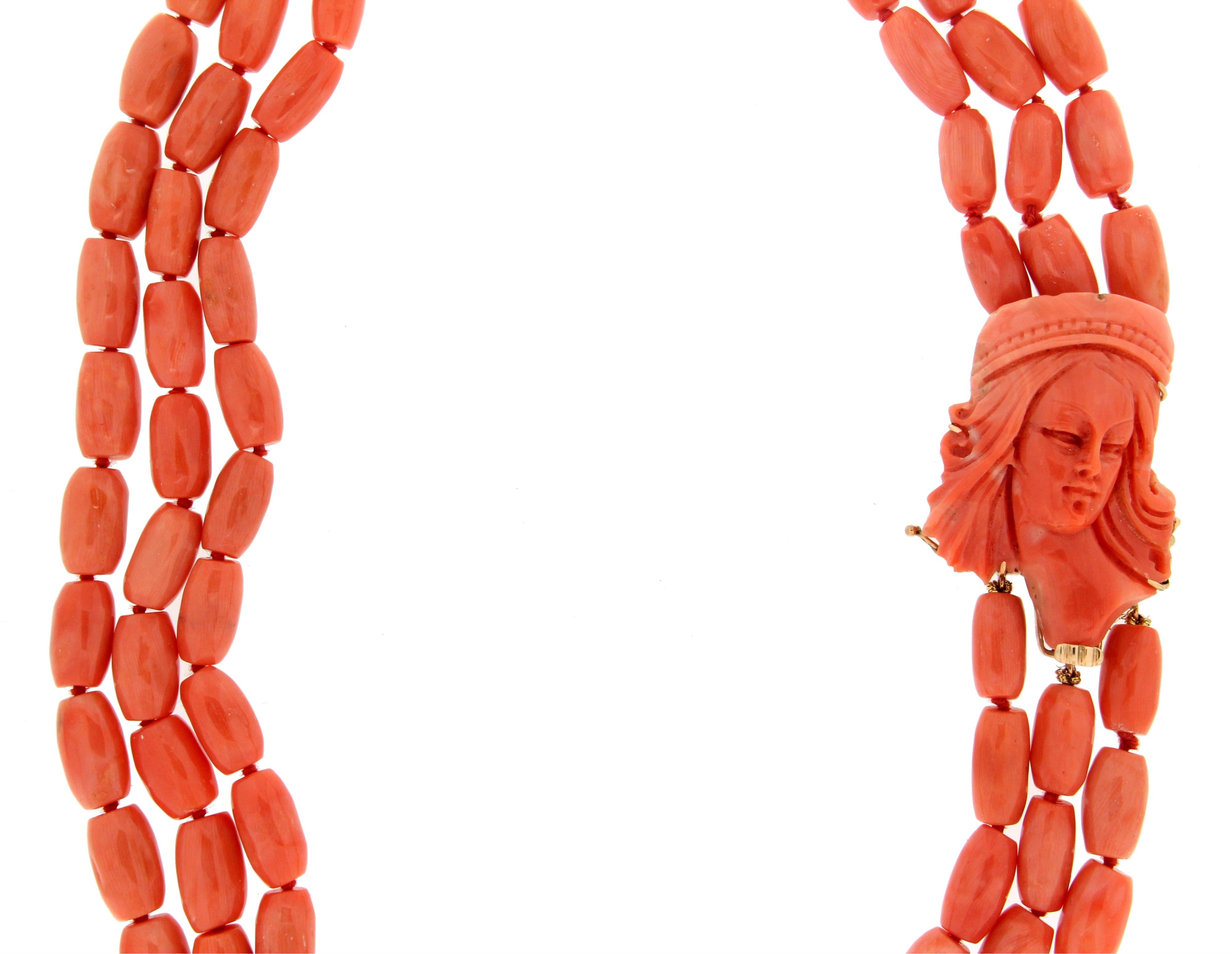 Handgefertigte mehrreihige Halskette aus 18 Karat Gelbgold mit Koralle (Kunsthandwerker*in) im Angebot