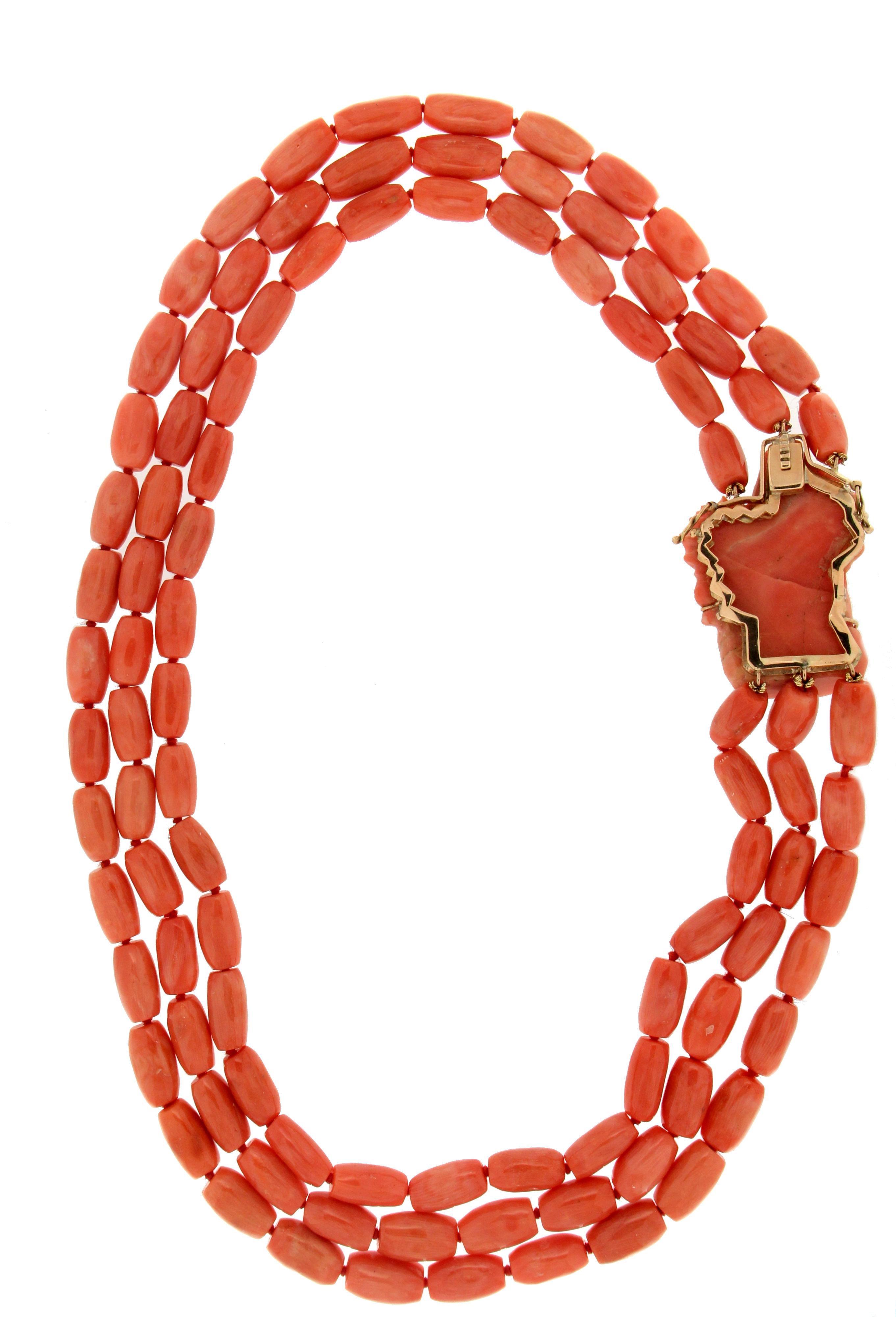Handgefertigte mehrreihige Halskette aus 18 Karat Gelbgold mit Koralle (Perle) im Angebot