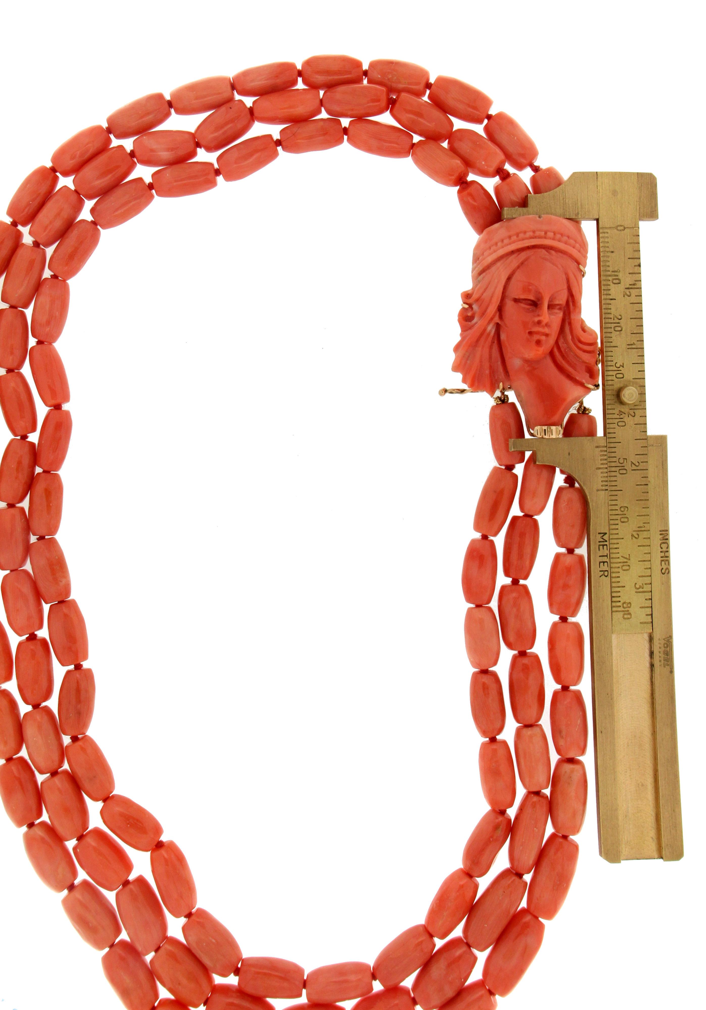Handgefertigte mehrreihige Halskette aus 18 Karat Gelbgold mit Koralle für Damen oder Herren im Angebot