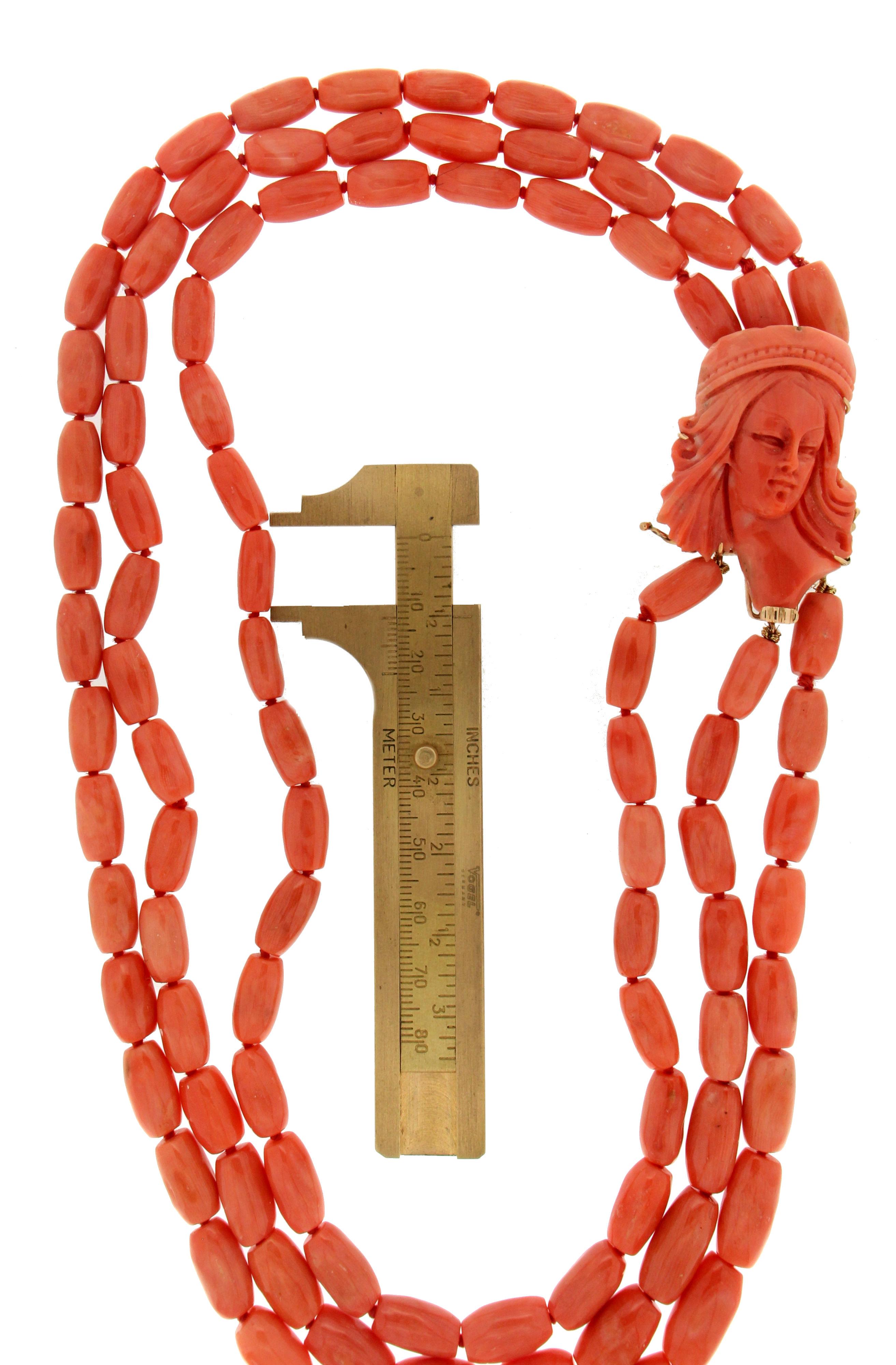 Handgefertigte mehrreihige Halskette aus 18 Karat Gelbgold mit Koralle im Angebot 1