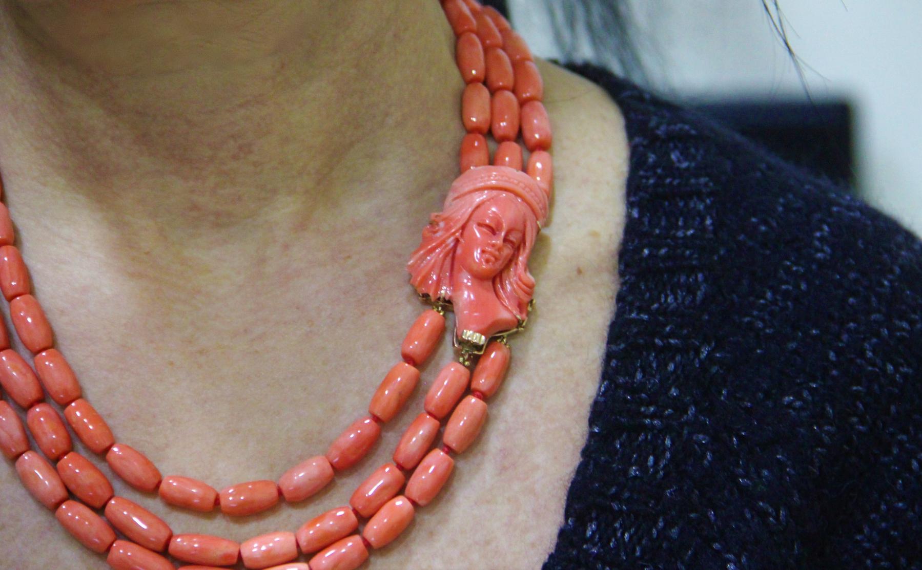 Handgefertigte mehrreihige Halskette aus 18 Karat Gelbgold mit Koralle im Angebot 3