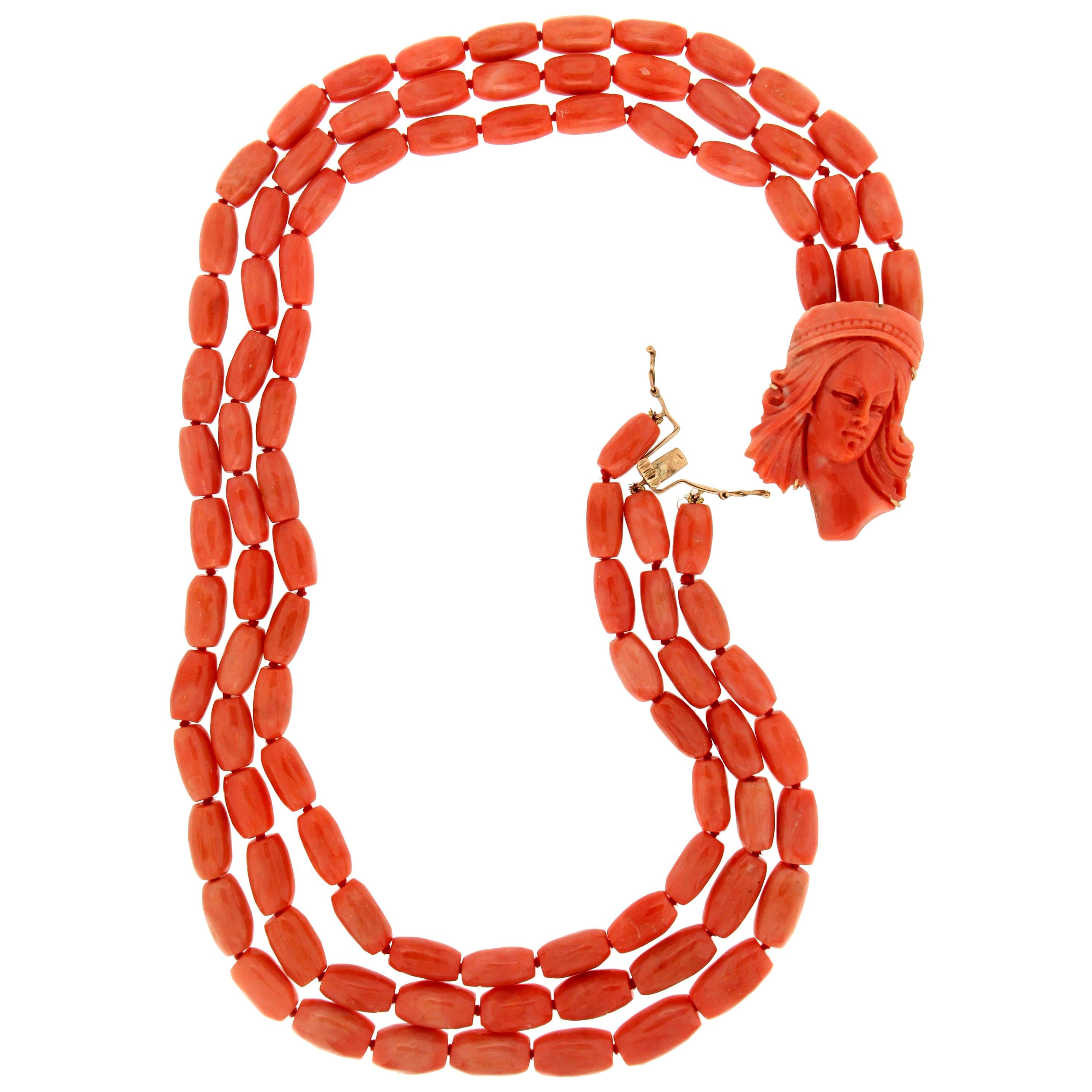 Handgefertigte mehrreihige Halskette aus 18 Karat Gelbgold mit Koralle im Angebot
