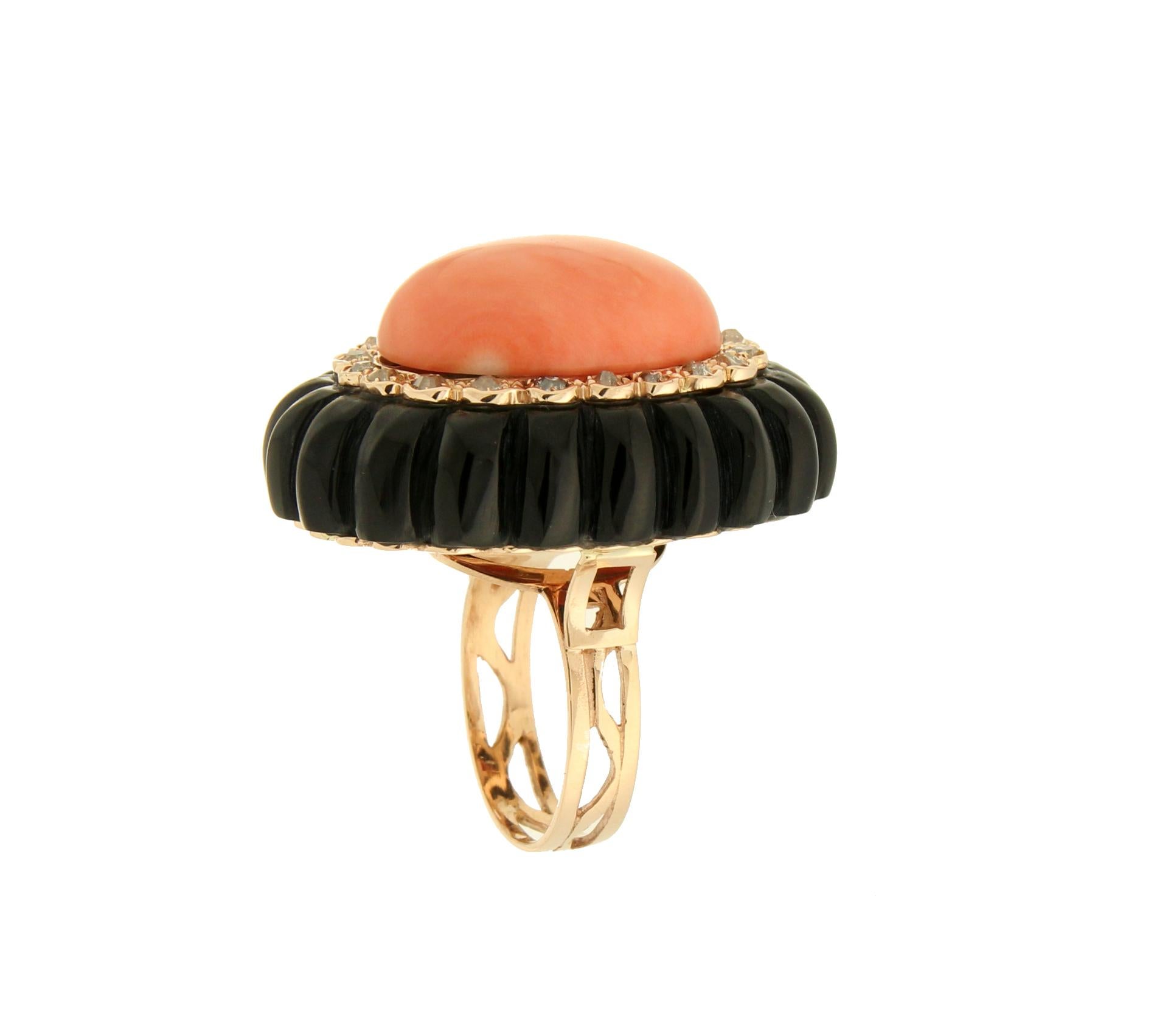 Handcraft Coral 14 Karat Yellow Gold Onyx Diamonds Cocktail Ring In New Condition In Marcianise, IT