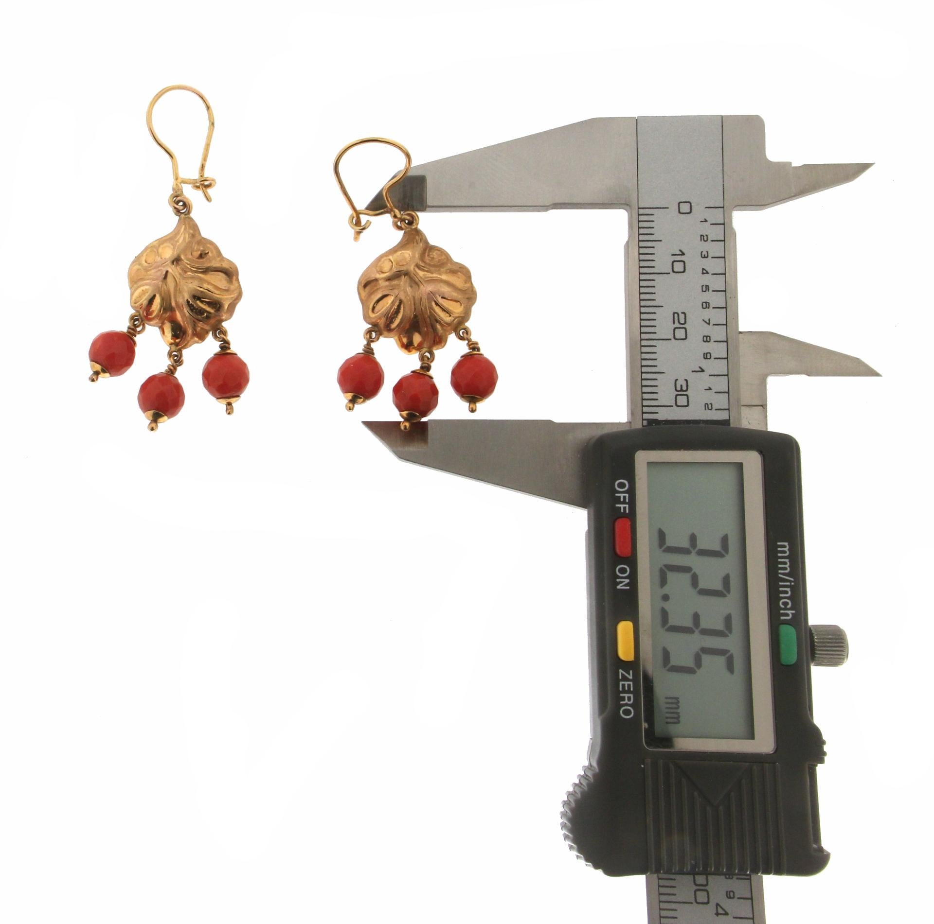 Taille mixte Boucles d'oreilles en goutte en or jaune 9 carats et corail, fabrication artisanale en vente