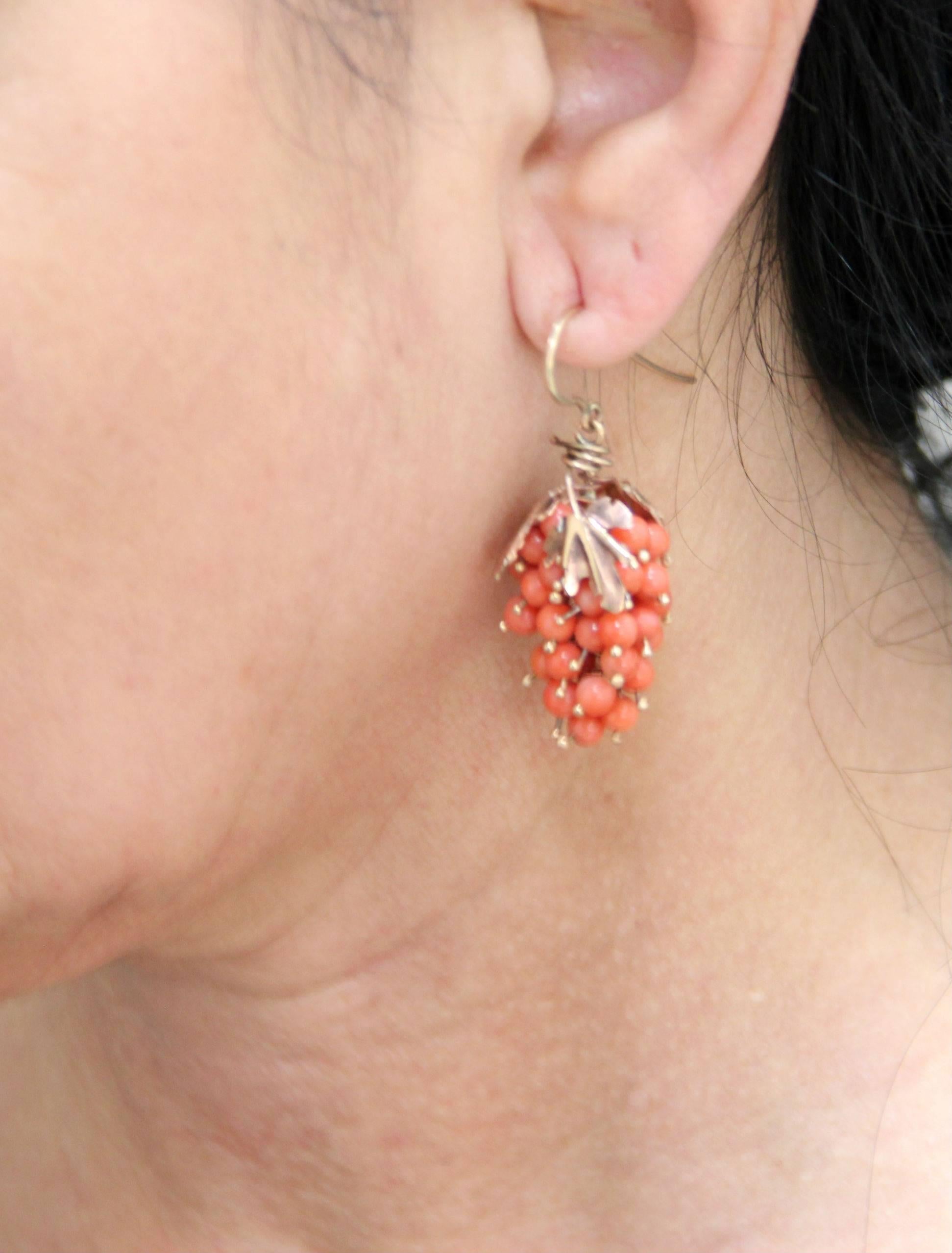 Handcraft Coral 9 Karat Yellow Gold Drop Earrings In New Condition In Marcianise, IT