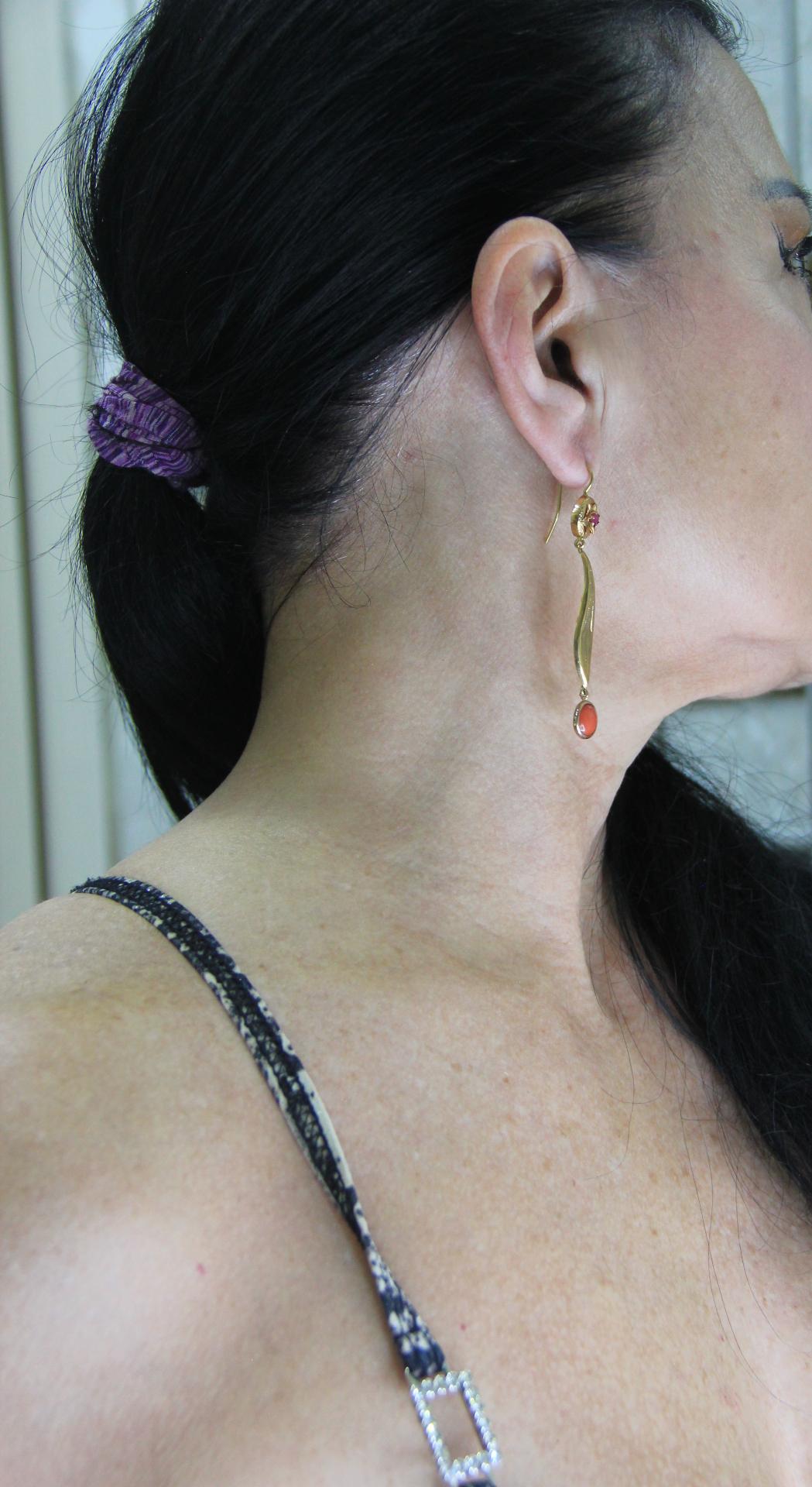 Pendientes Artesanales de Coral y Rubí en Oro Amarillo de 9 Kilates en venta 4