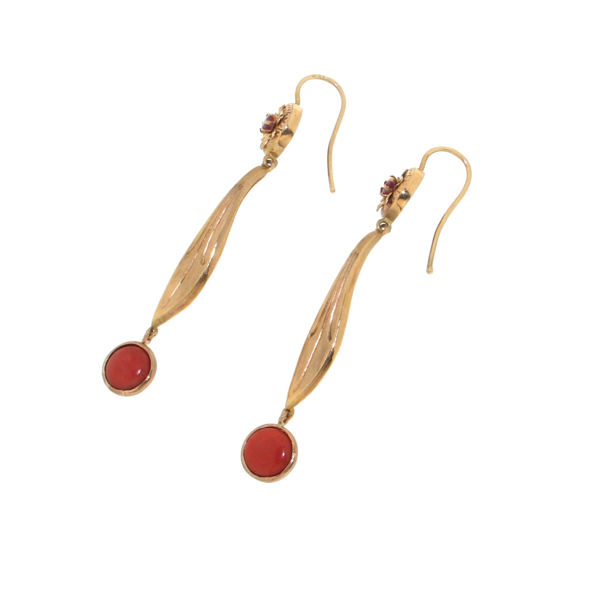 Artisan Boucles d'oreilles en goutte en or jaune 9 carats avec corail et rubis, fabrication artisanale en vente