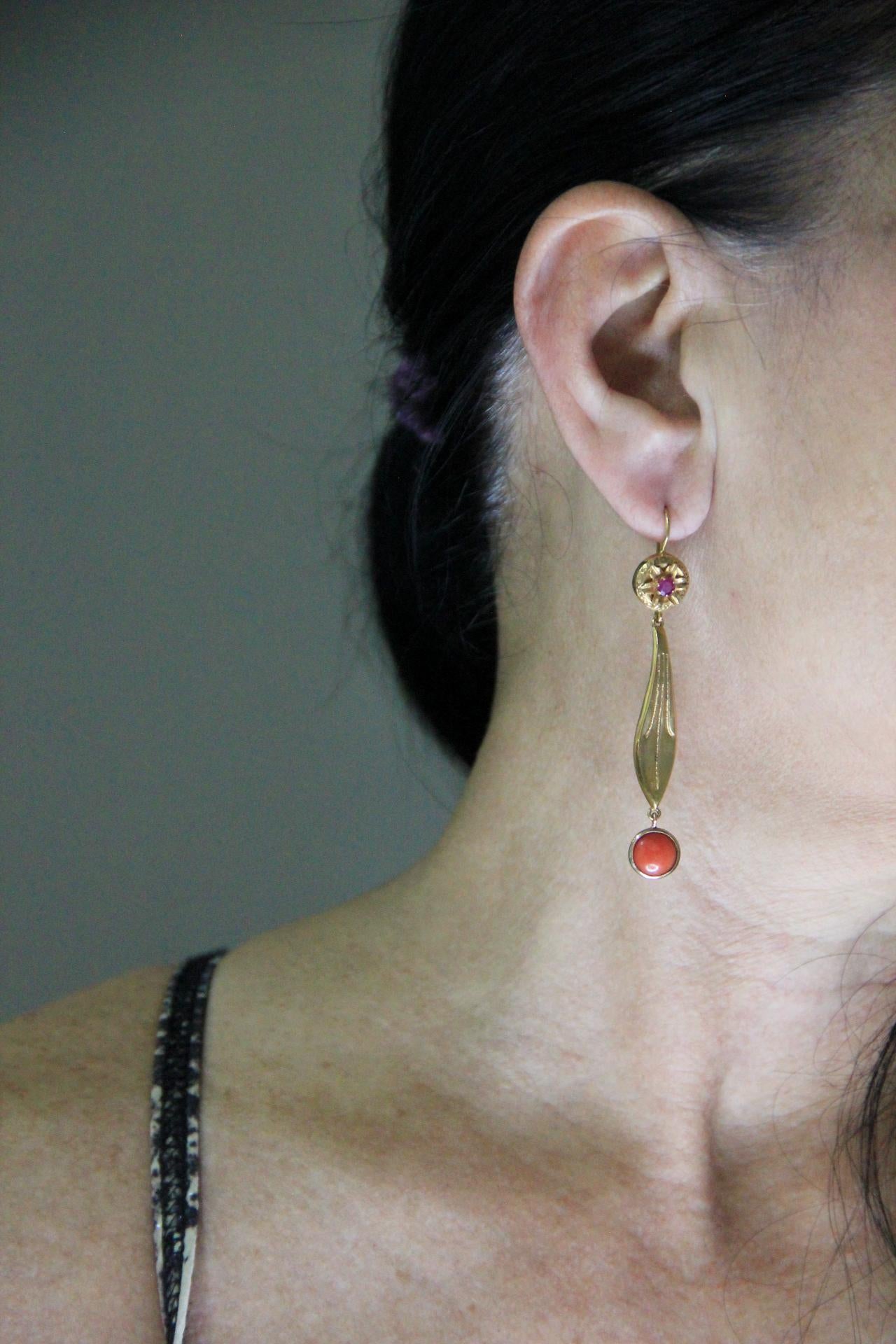 Boucles d'oreilles en goutte en or jaune 9 carats avec corail et rubis, fabrication artisanale Unisexe en vente