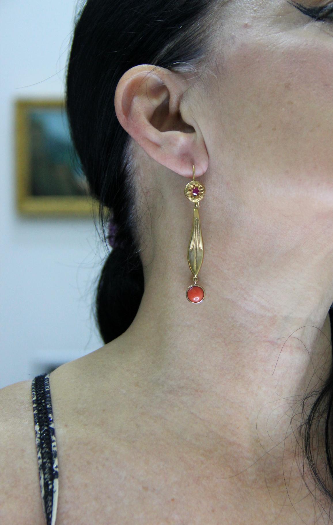 Boucles d'oreilles en goutte en or jaune 9 carats avec corail et rubis, fabrication artisanale en vente 1