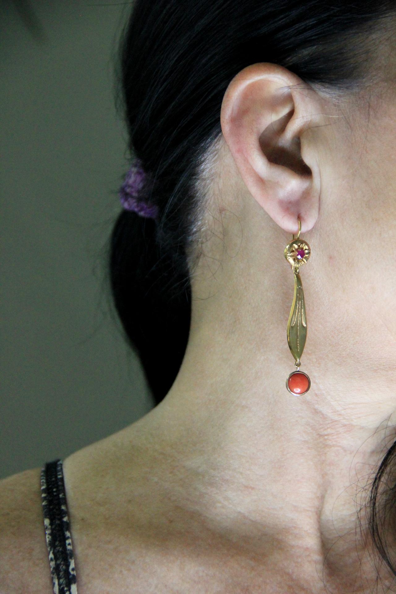 Boucles d'oreilles en goutte en or jaune 9 carats avec corail et rubis, fabrication artisanale en vente 2