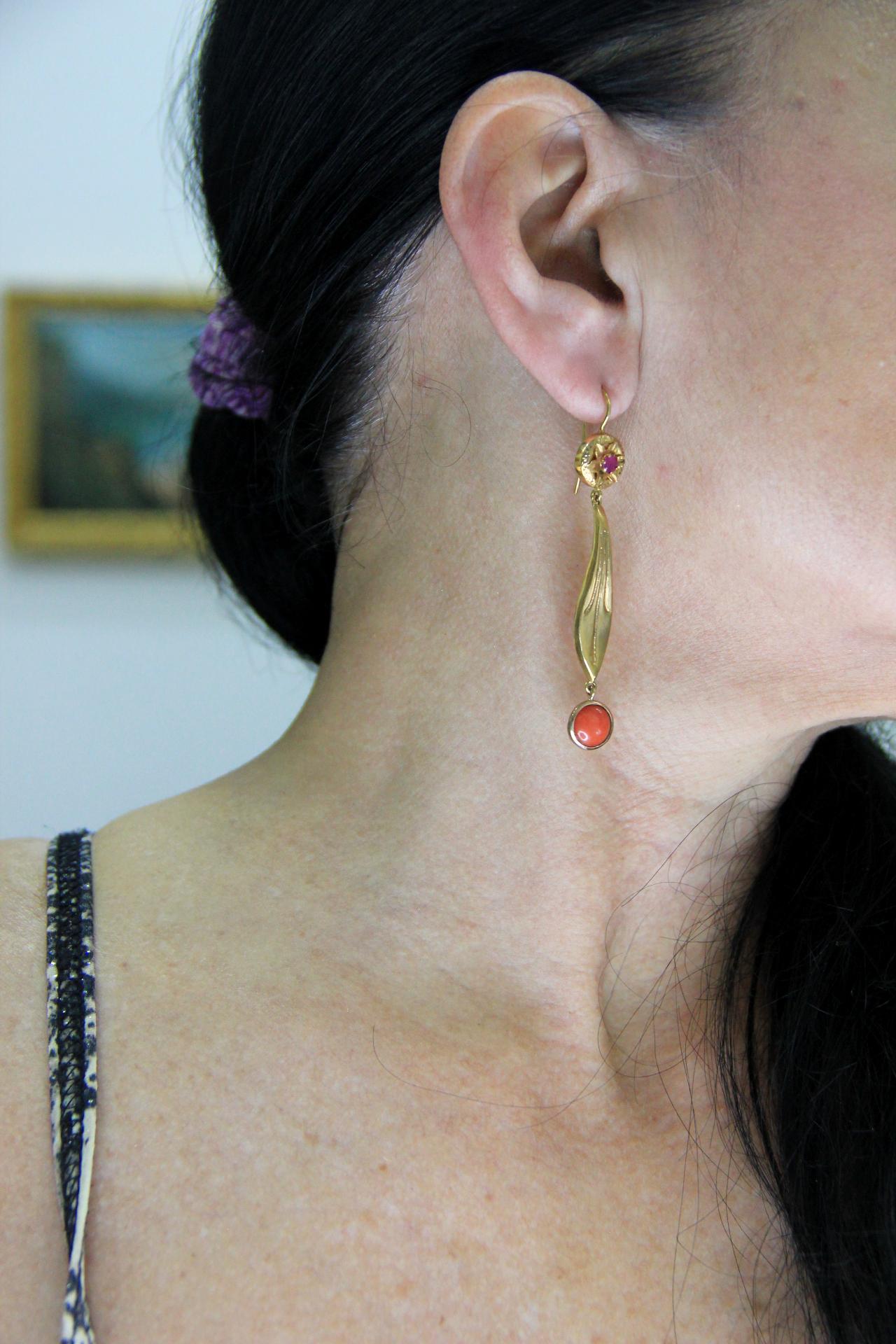 Boucles d'oreilles en goutte en or jaune 9 carats avec corail et rubis, fabrication artisanale en vente 3