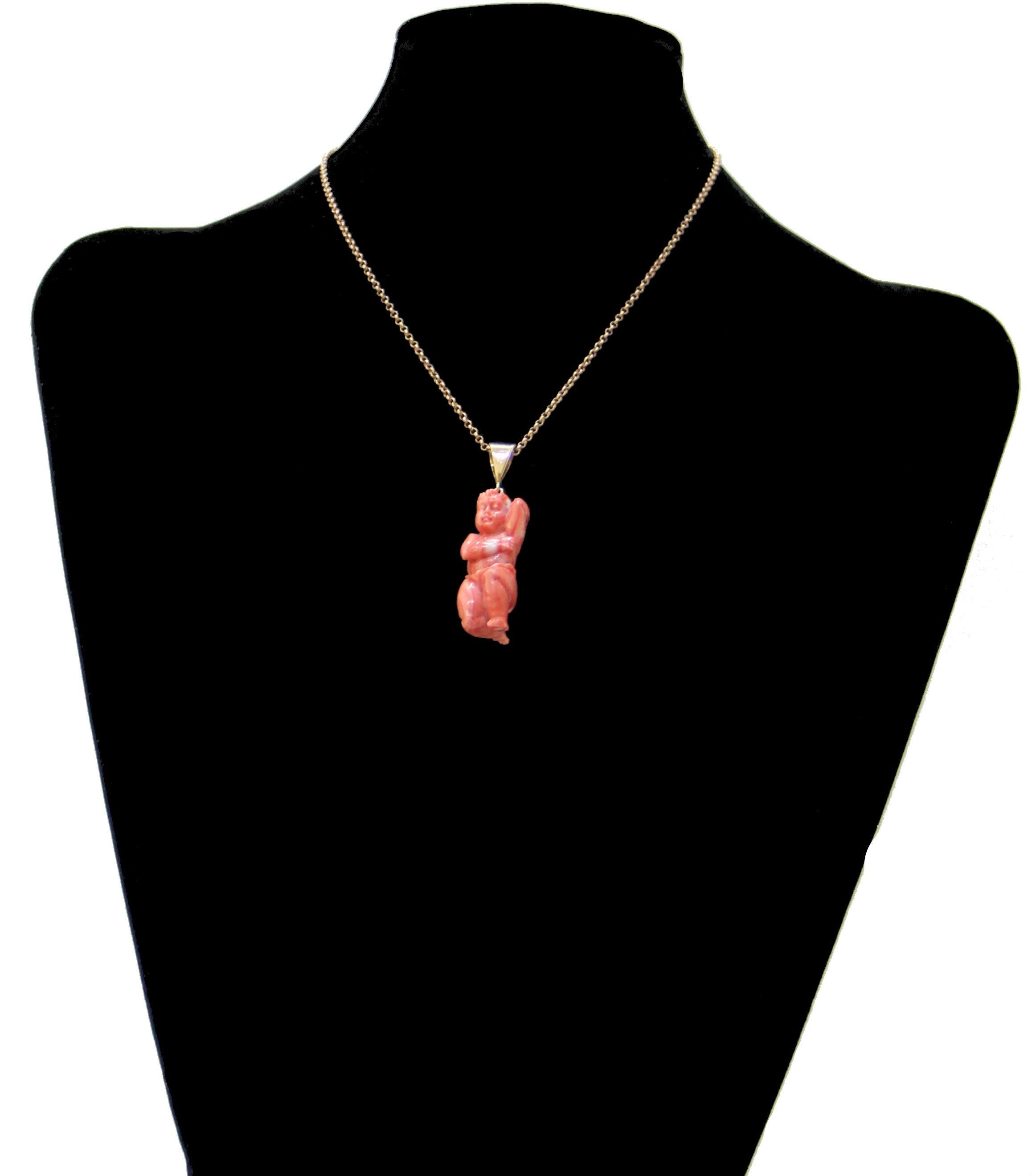 Collier pendentif Angel en or jaune 18 carats et corail, fabrication artisanale en vente 2