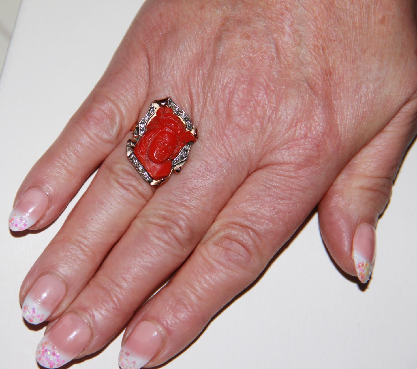 Handcraft Koralle Cameo 14 Karat Gelbgold Diamanten Cocktail Ring im Angebot 4