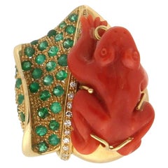 Bague cocktail artisanale grenouille en corail or 18 carats, diamants et émeraudes