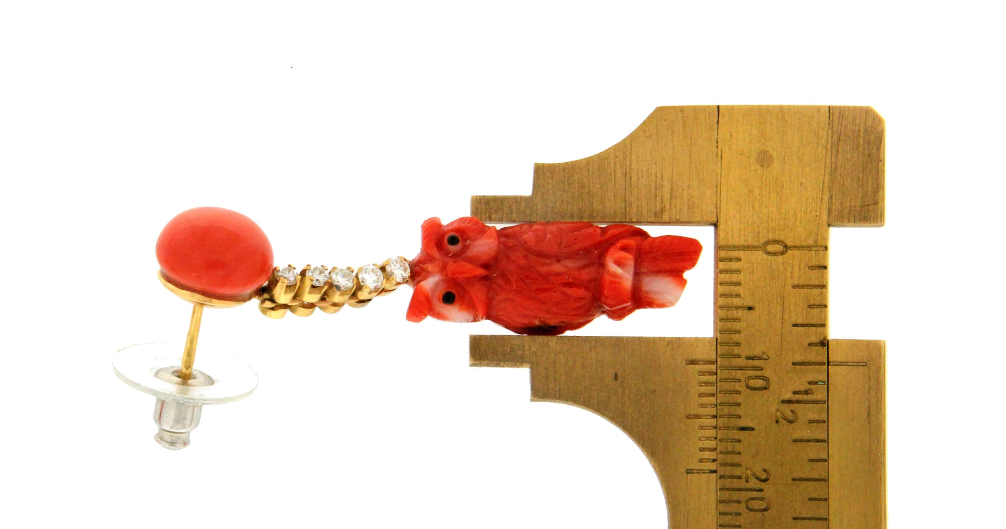 Boucles d'oreilles pendantes artisanales en forme de hibou en corail, or jaune 18 carats et diamants Unisexe en vente