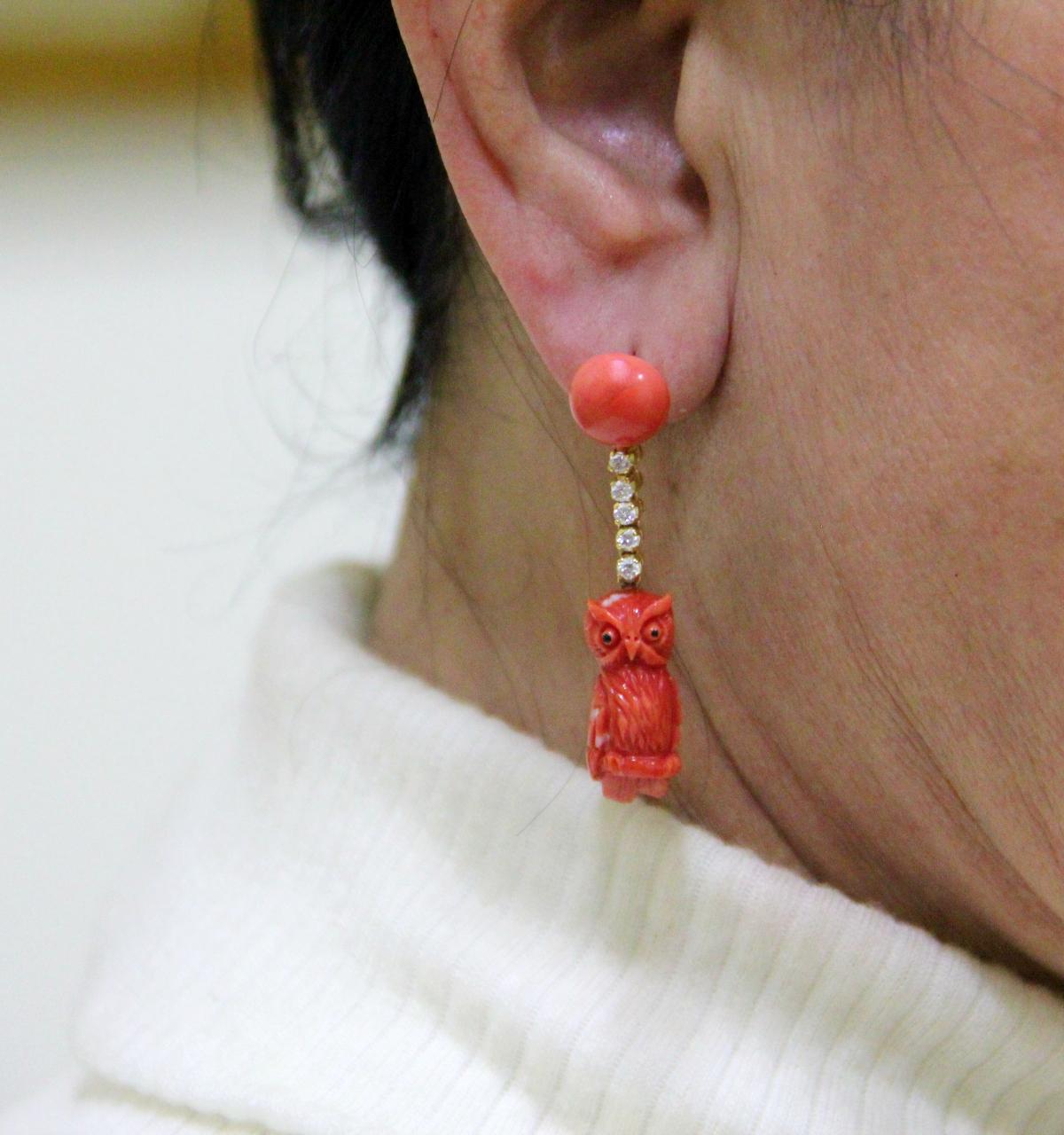 Boucles d'oreilles pendantes artisanales en forme de hibou en corail, or jaune 18 carats et diamants en vente 2