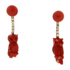 Boucles d'oreilles pendantes artisanales en forme de hibou en corail, or jaune 18 carats et diamants