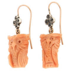 Boucles d'oreilles pendantes artisanales en forme de hibou en corail et or jaune 9 carats avec saphirs