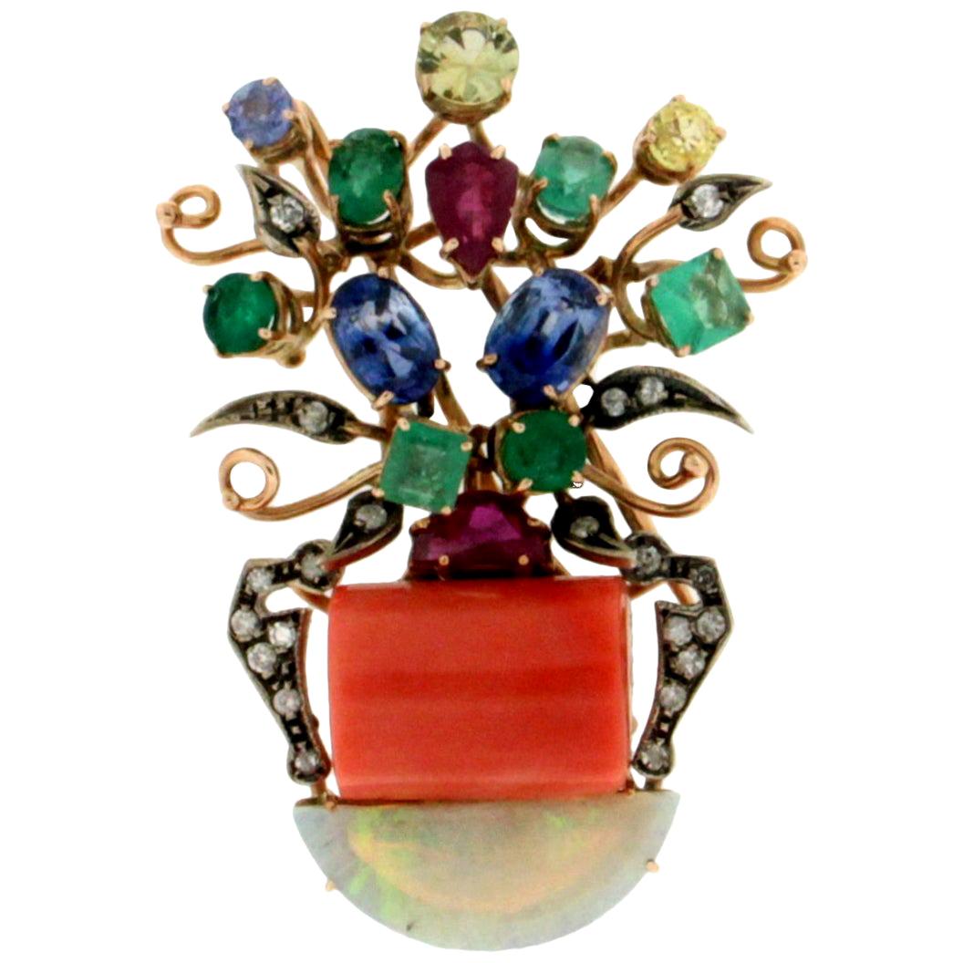Broche vase corail artisanale en or jaune 14 carats, diamants, opale et émeraude