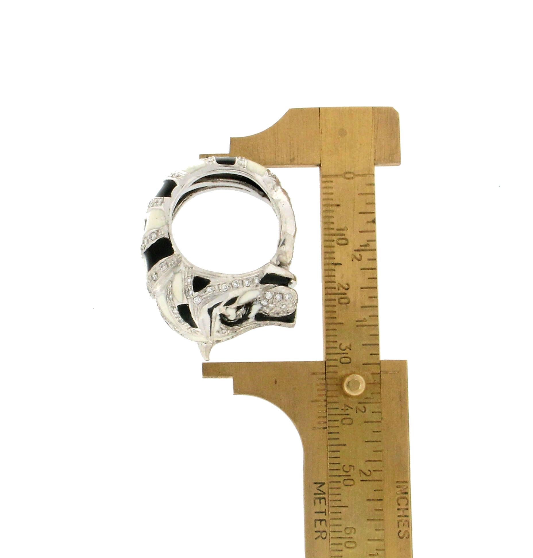 Anello da cocktail artigianale Cougar in oro bianco 18 carati con diamanti in vendita 3