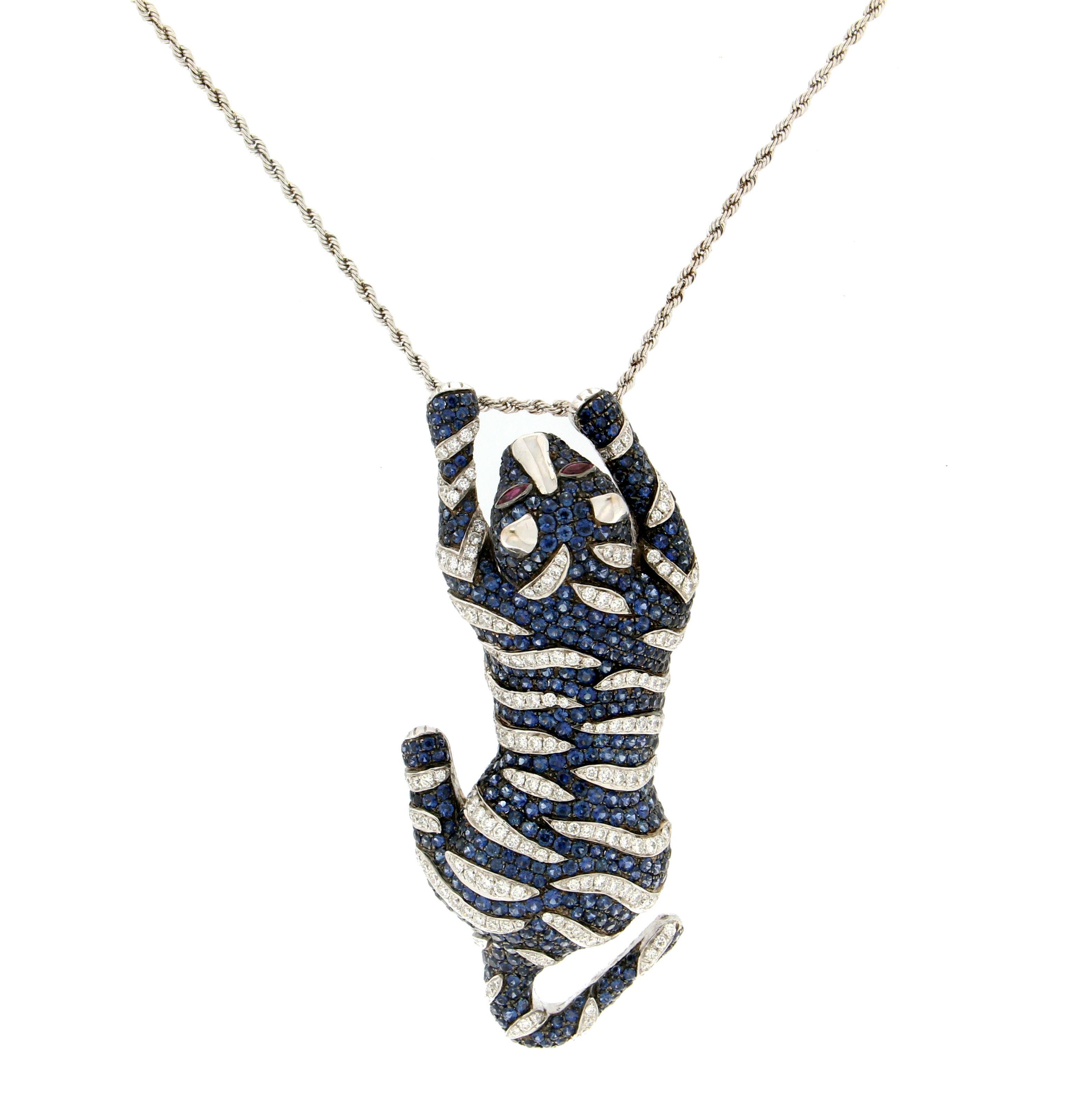 Handcraft Cougar 18 Karat White Gold Sapphires Diamonds Pendant Necklace In New Condition For Sale In Marcianise, IT