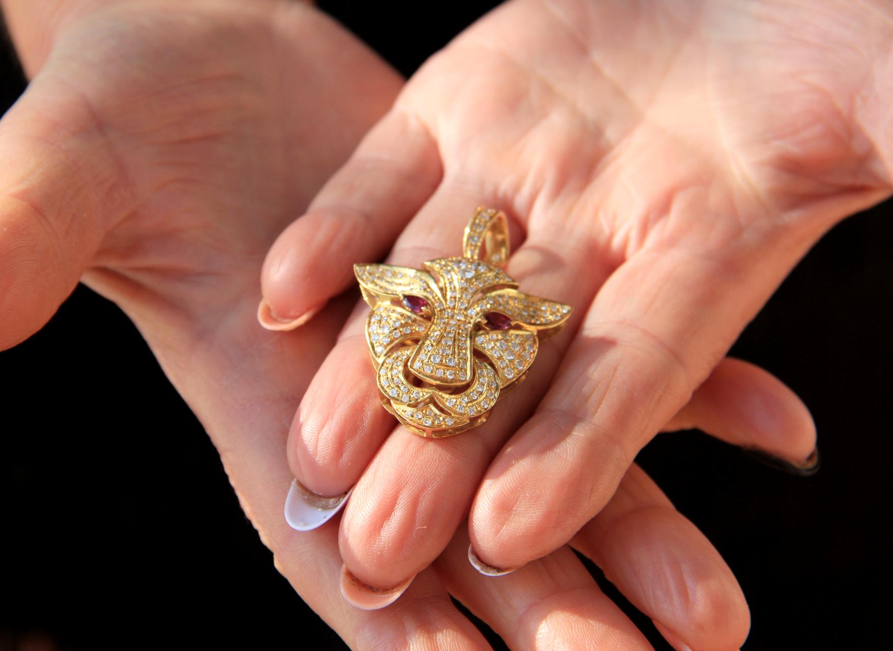 Handcraft Cougar 18 Karat Yellow Gold Diamonds Pendant Necklace For Sale 2