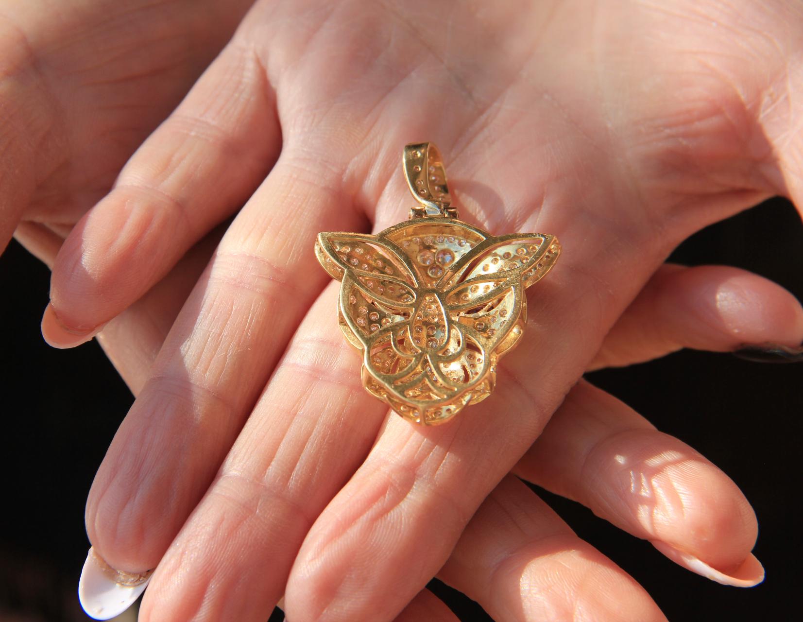 Handcraft Cougar 18 Karat Yellow Gold Diamonds Pendant Necklace For Sale 3